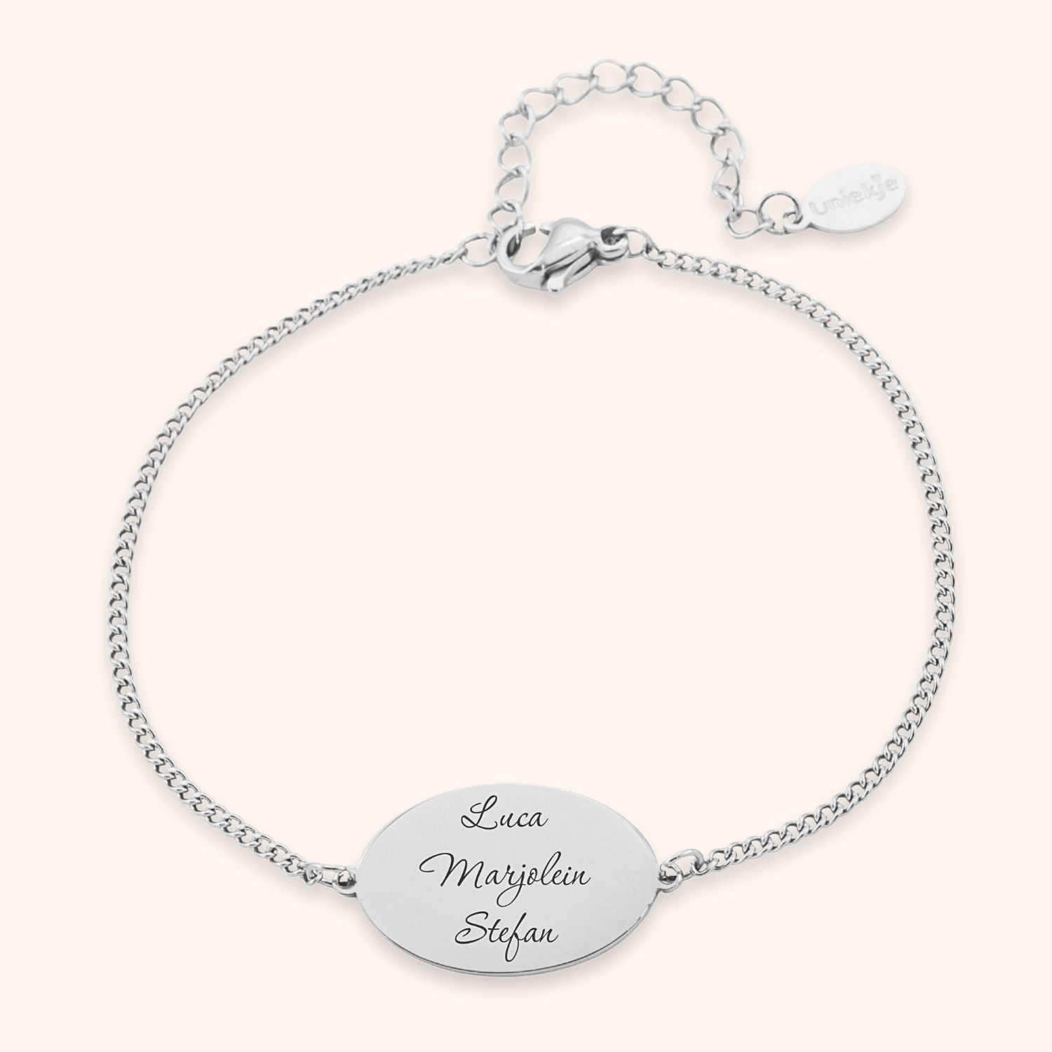 Armband met meerdere namen gegraveerd op ovaal plaatje zilver stainless steel