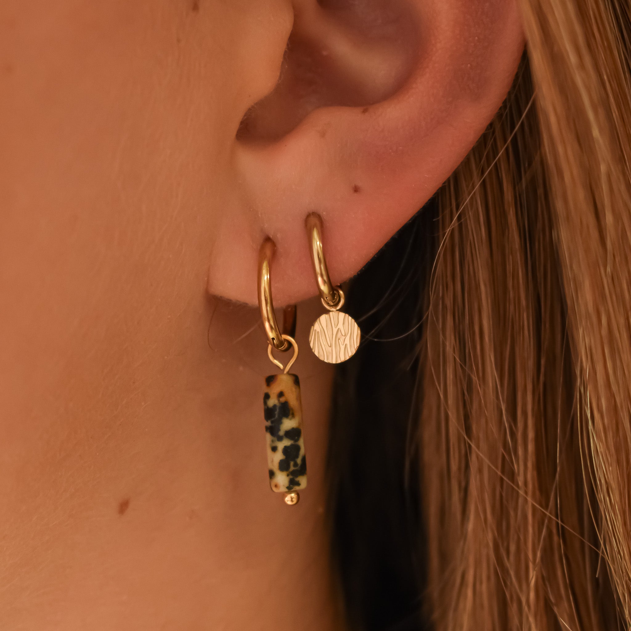 hoops oorbellen cirkel hanger en hoops met dalmatiër jaspis goud