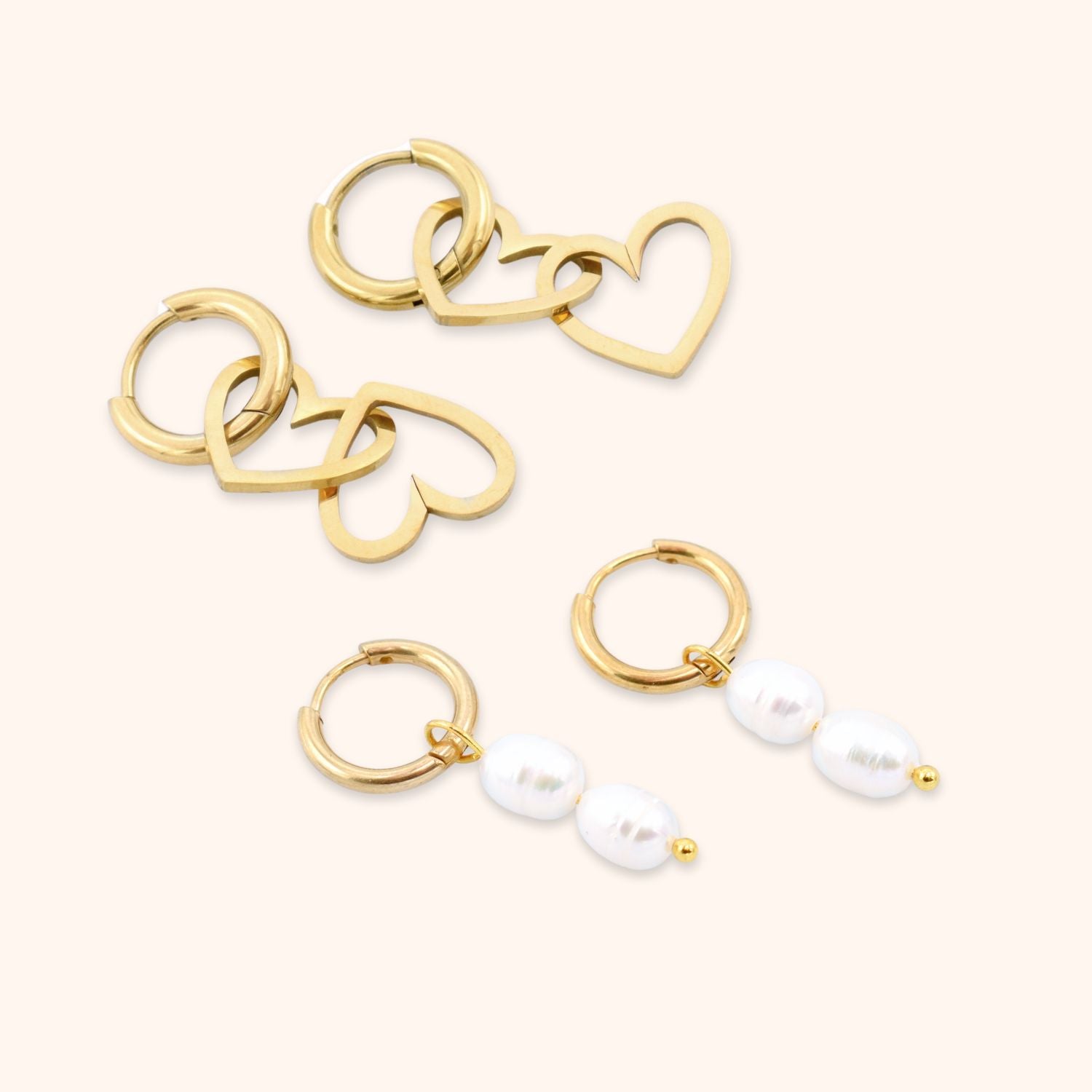 Oorbellen set hoops 2 gaatjes met hart hanger en parel hanger goud