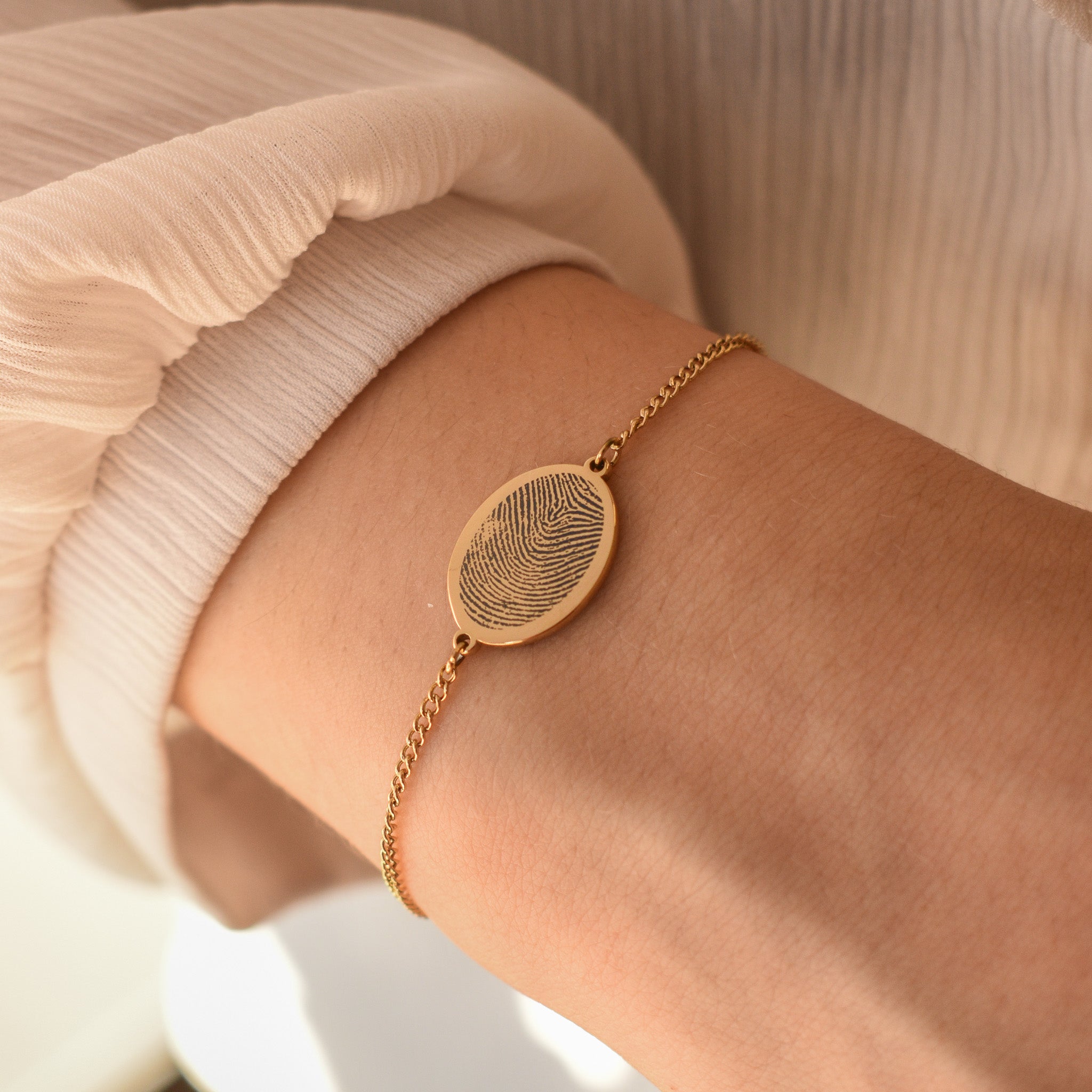 Dames armband vingerafdruk gegraveerd op een ovaal plaatje goud