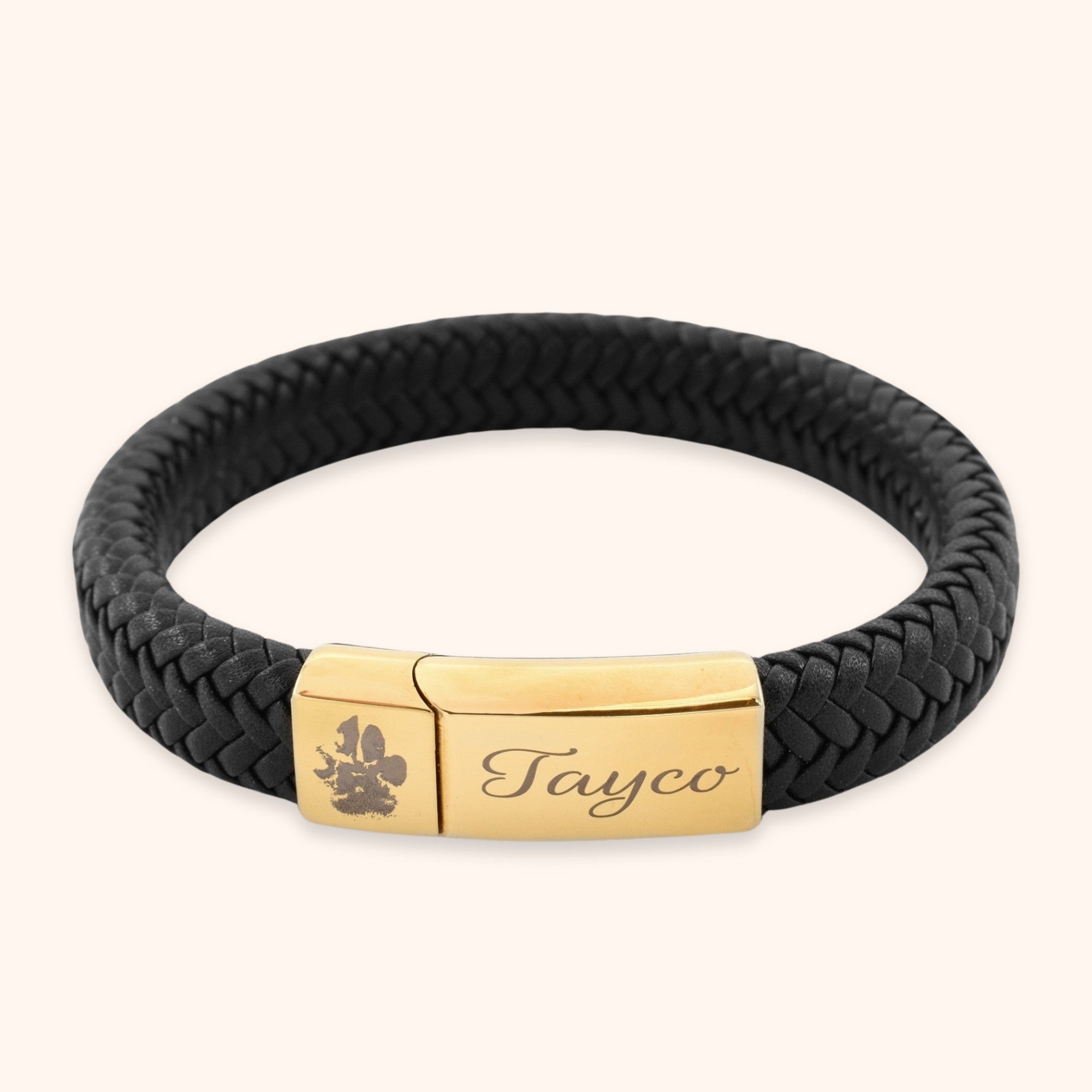 Zwarte lederen armband gegraveerd met een pootafdruk en naam hond goud