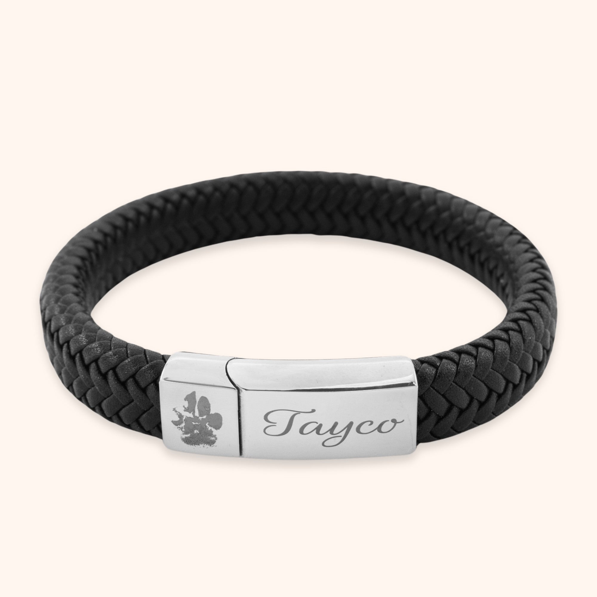 Zwarte lederen armband gegraveerd met een pootafdruk en naam hond.