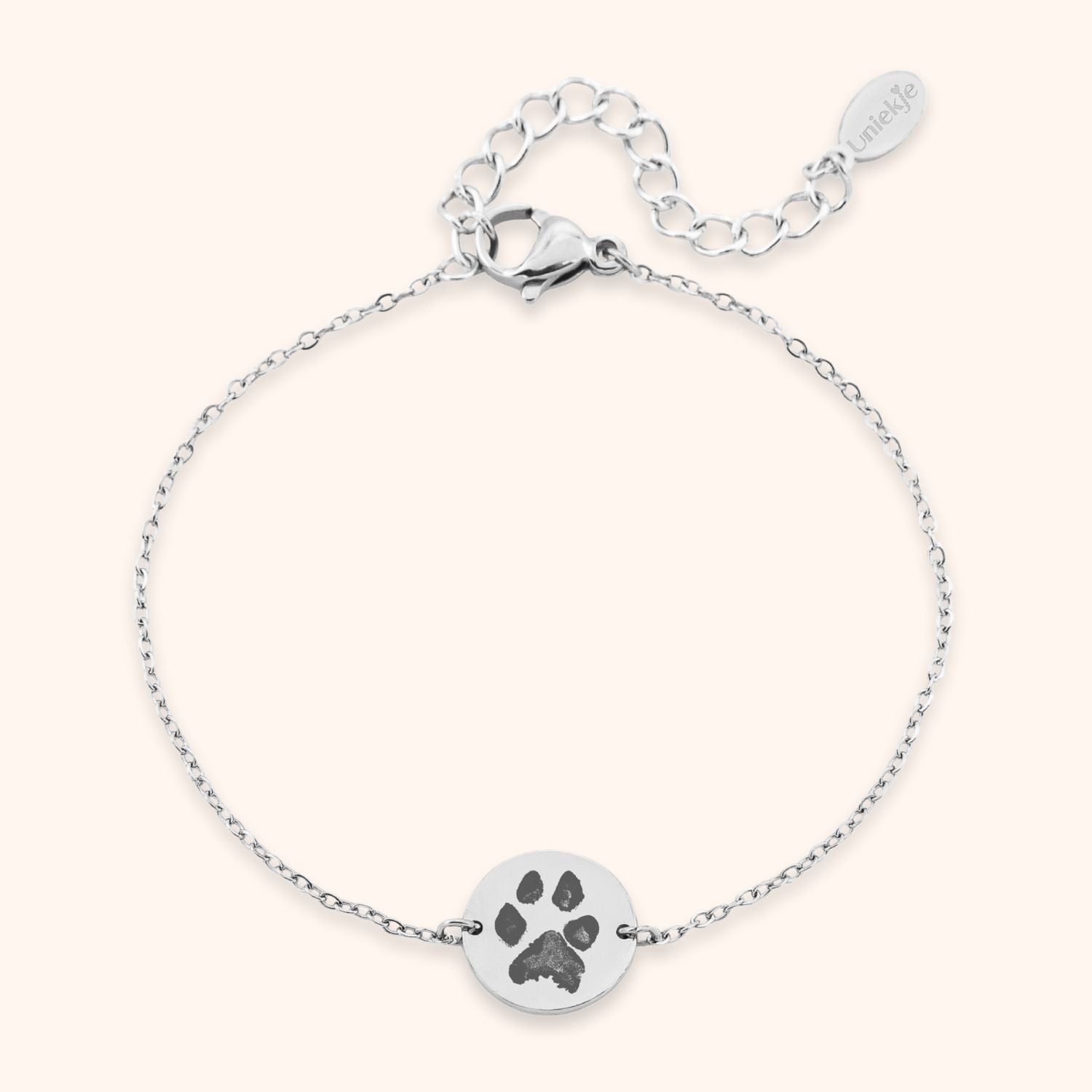 Armband met rond plaatje gegraveerd met een pootafdruk hond zilver stainless steel