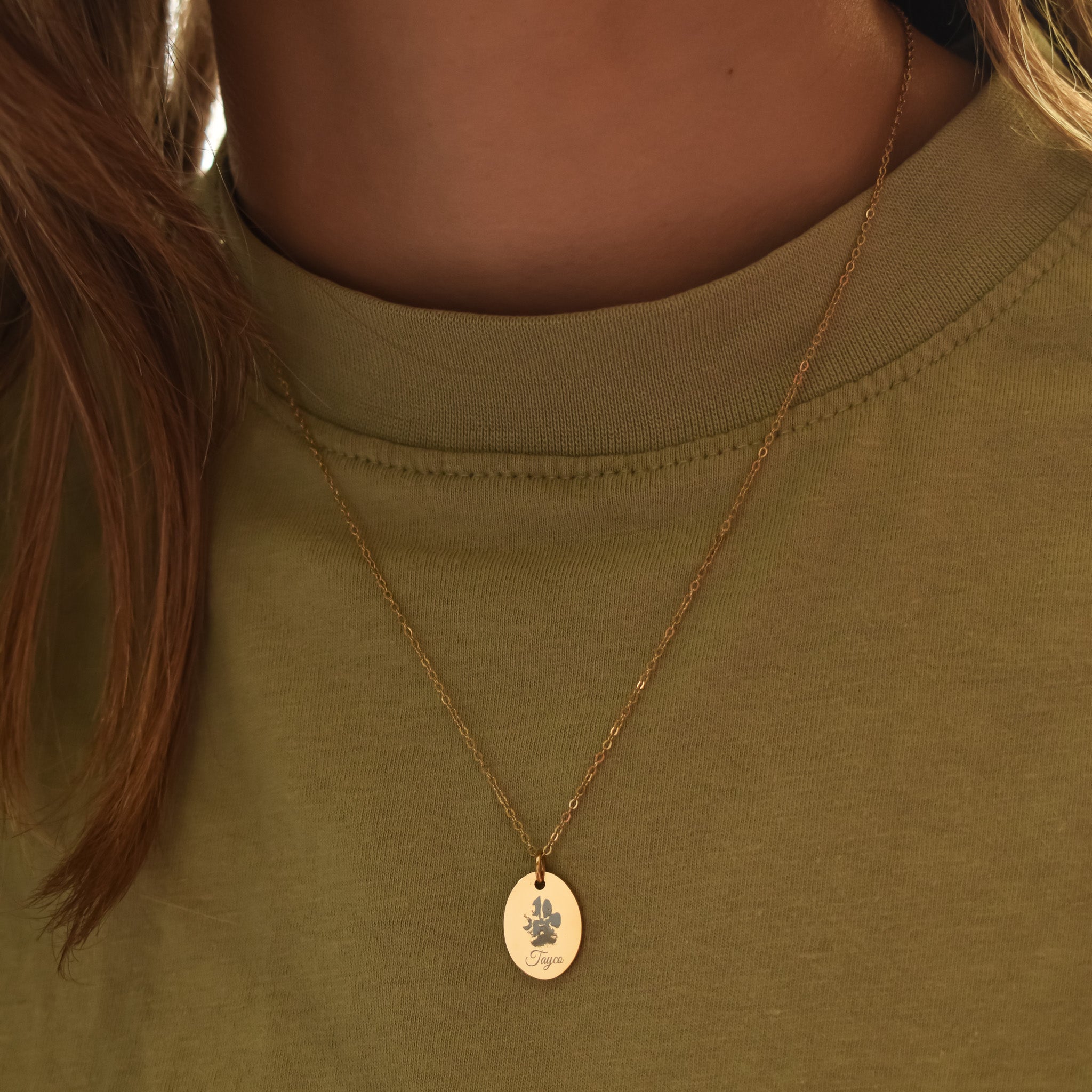 Gegraveerde ketting met een pootafdruk hond met naam goud