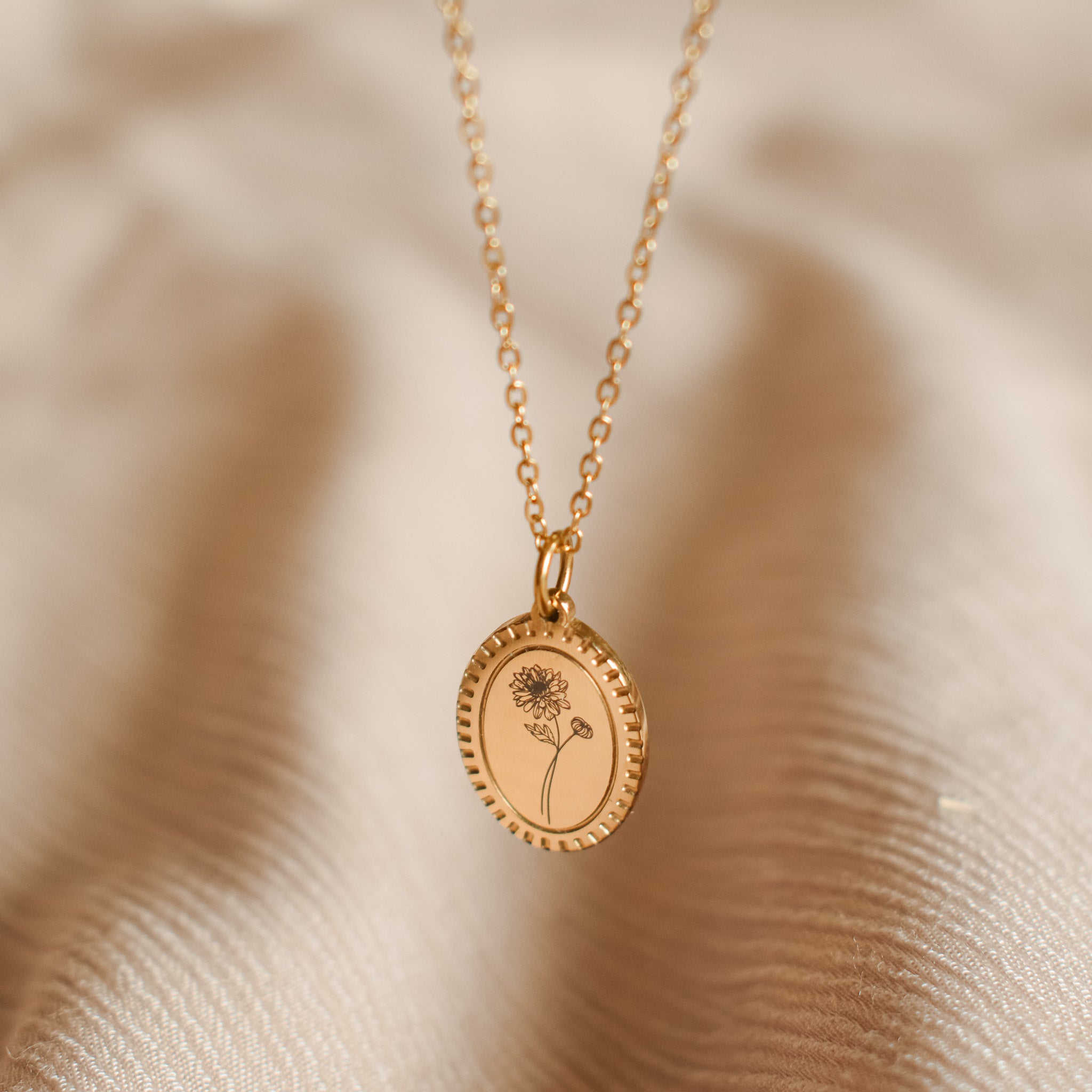 Gepersonaliseerde geboortebloem ketting november ovale hanger goud stainless steel