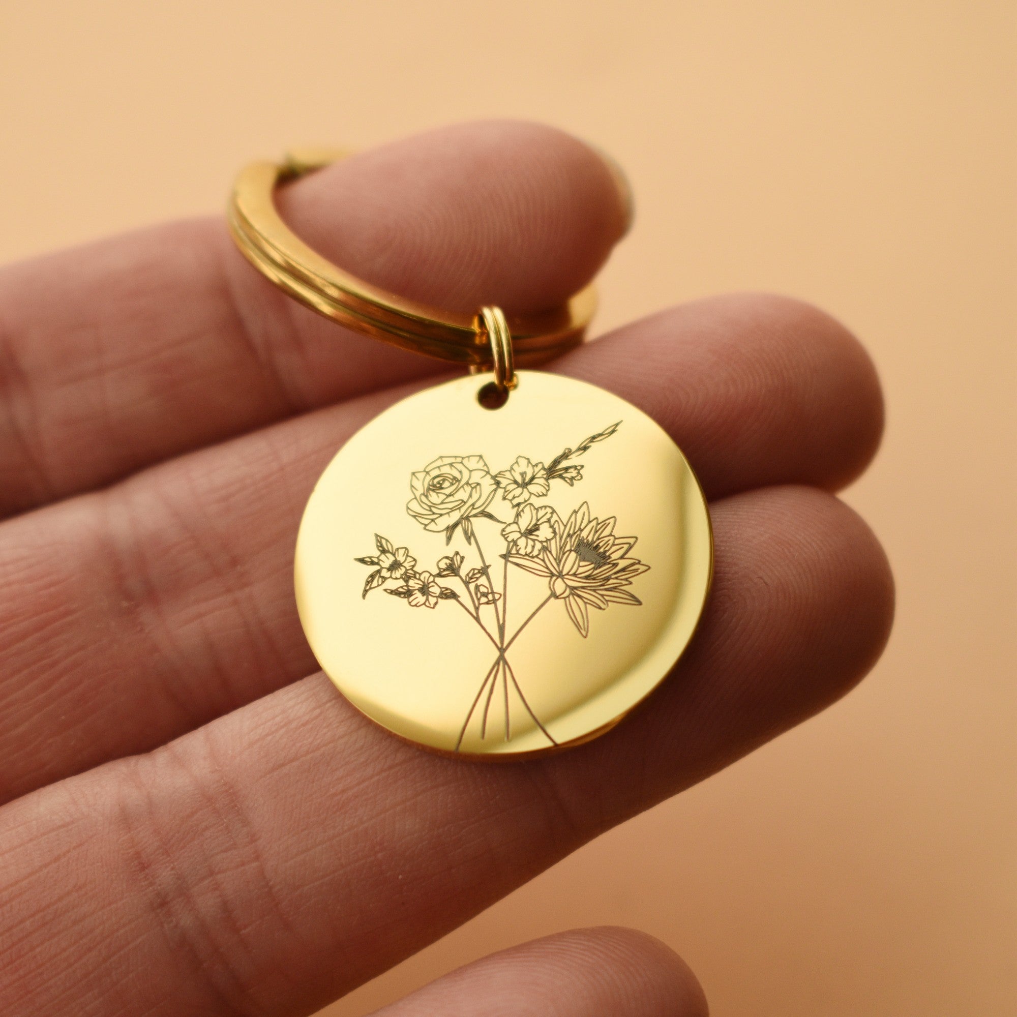 Ronde sleutelhanger gegraveerd met 4 geboortebloemen in boeket