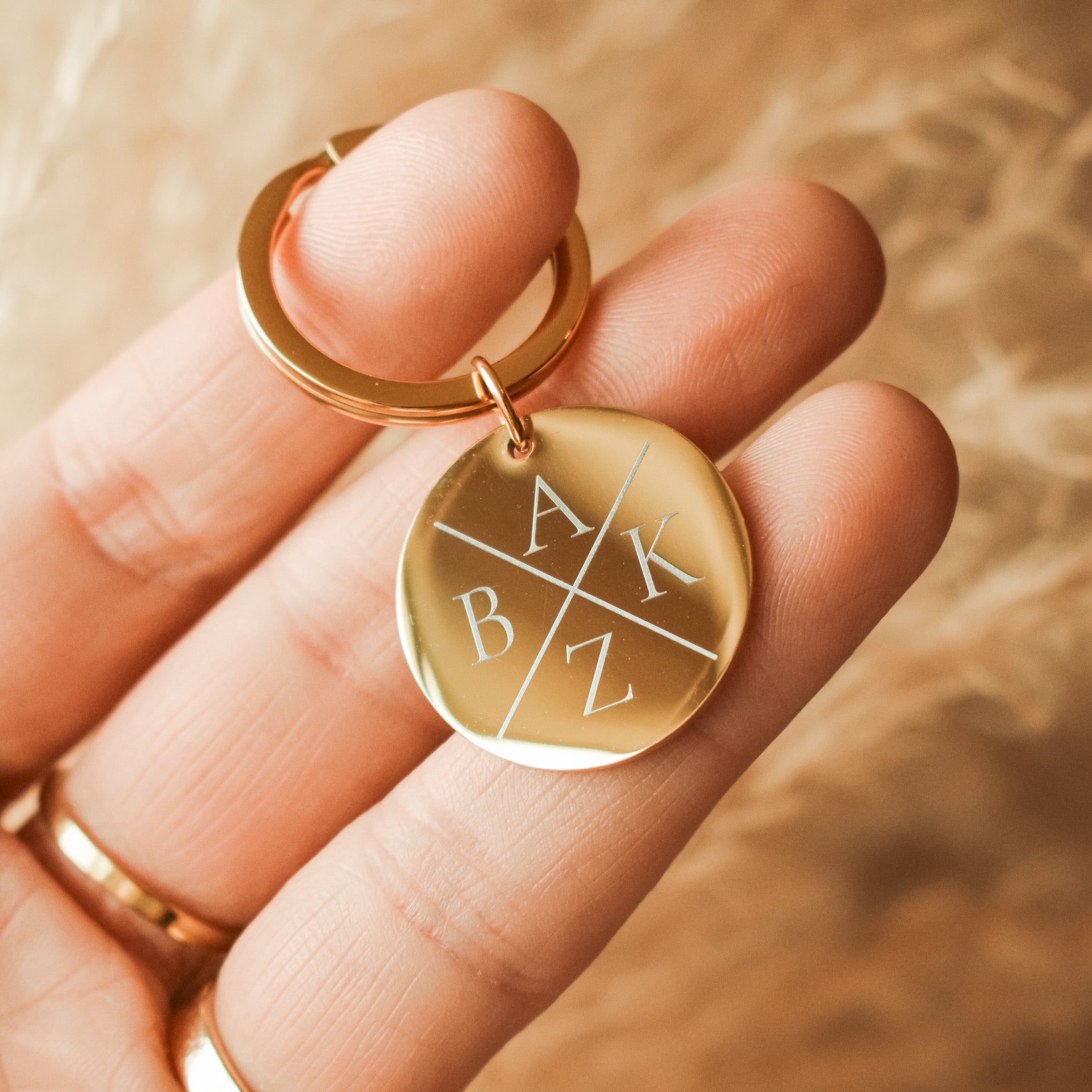 Sleutelhanger met initialen graveren
