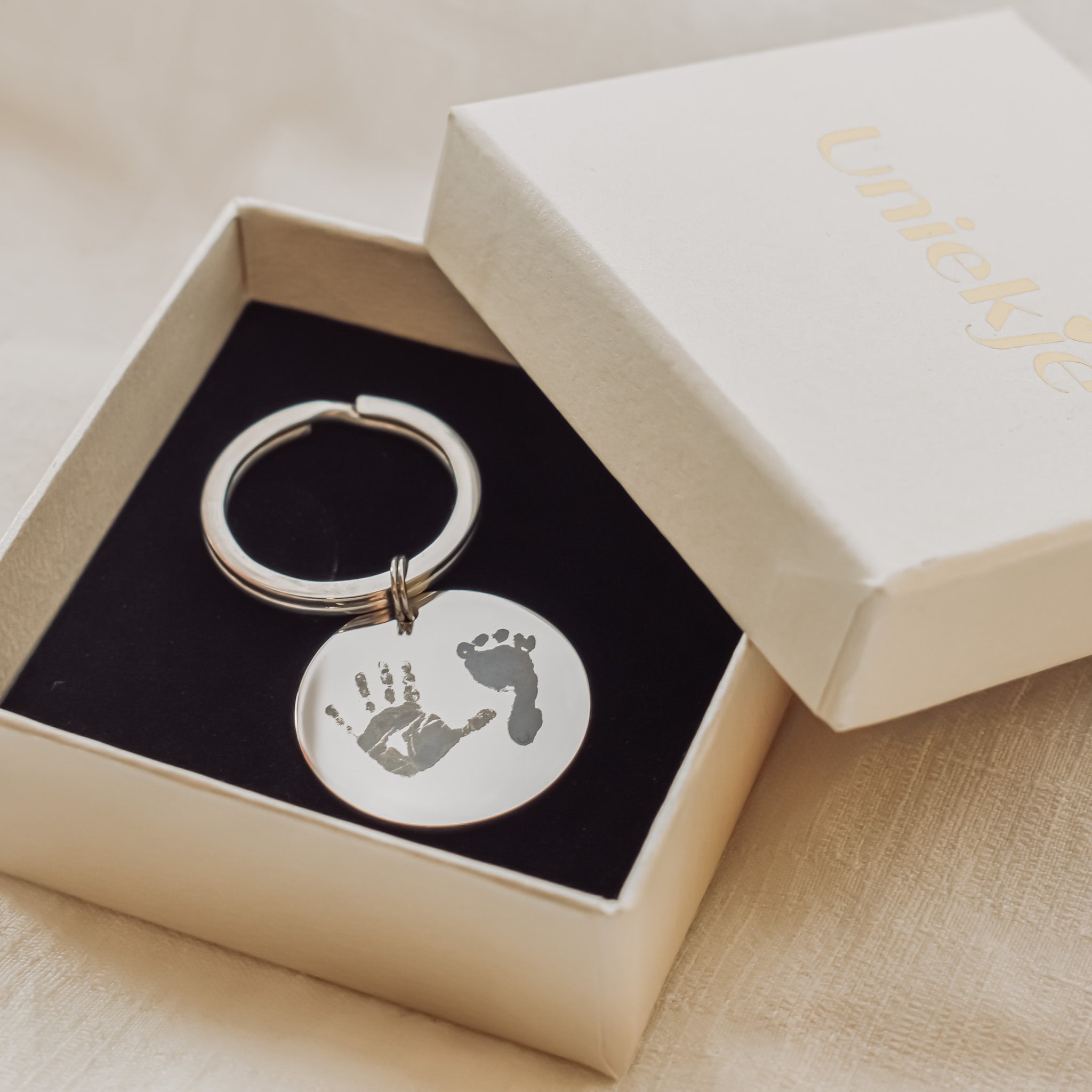 Gegraveerde sleutelhanger met voetafdruk en handafdruk zilver