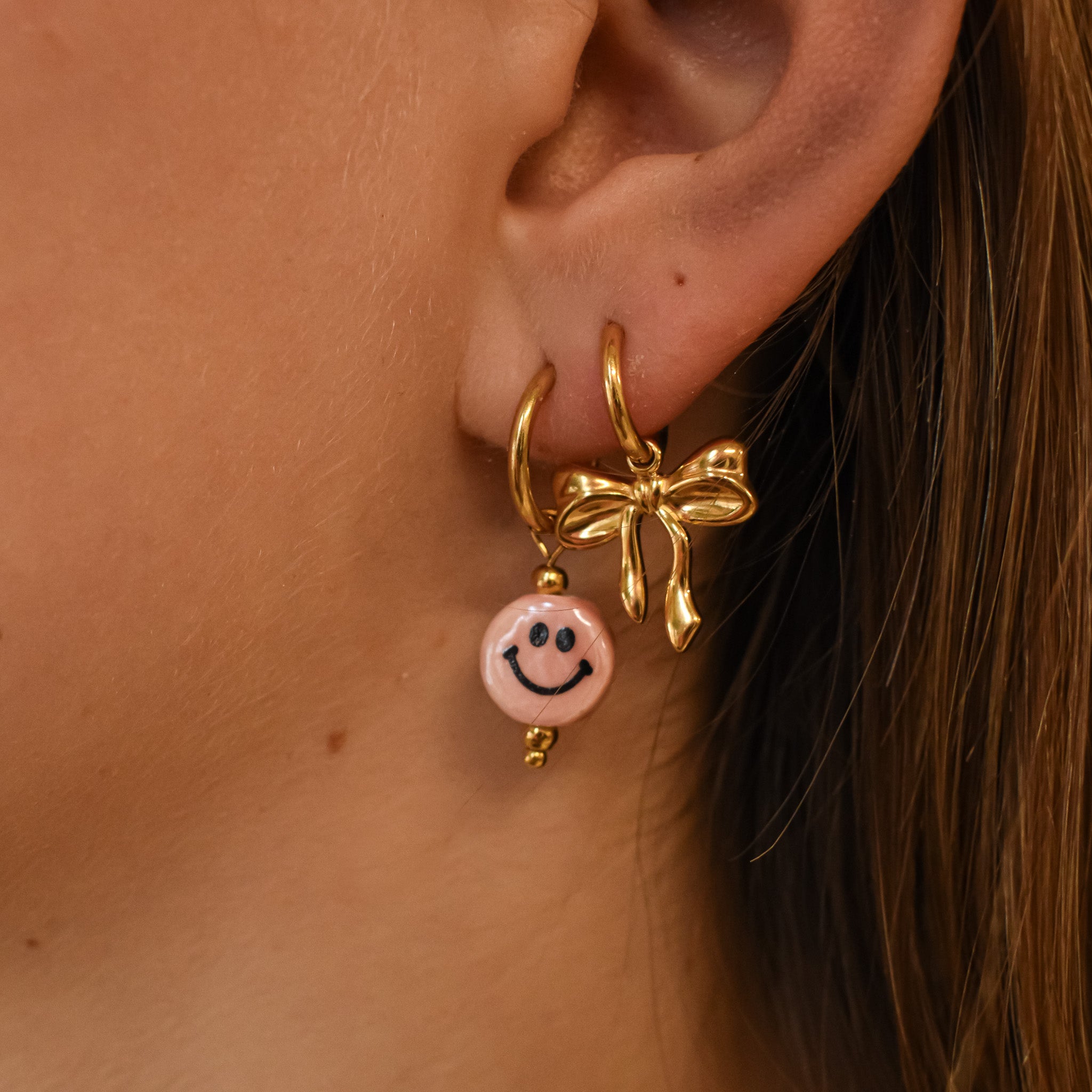 oorringen smiley roze kraal keramiek goud strik stainless steel