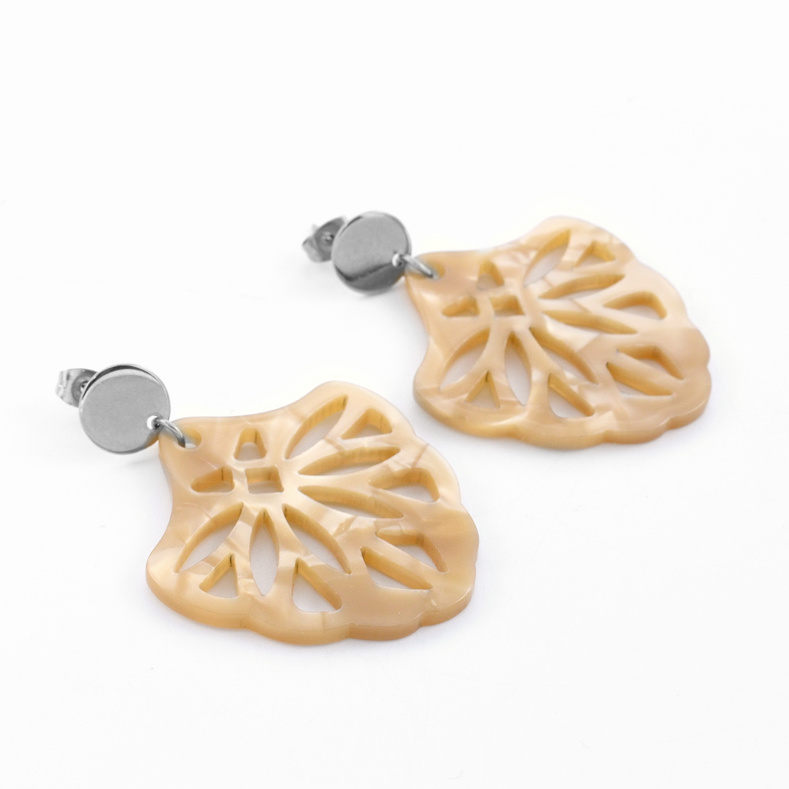 Statement oorbellen resin waaier beige
