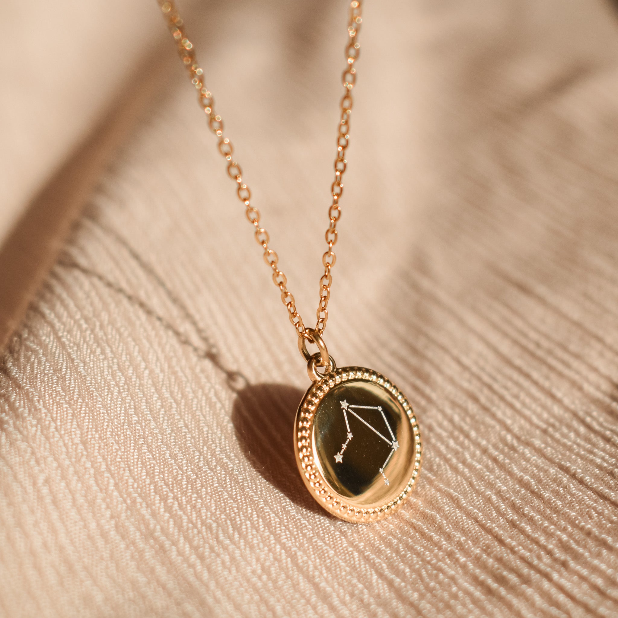 Ketting dames gegraveerd met sterrenstelsel weegschaal goud stainless steel