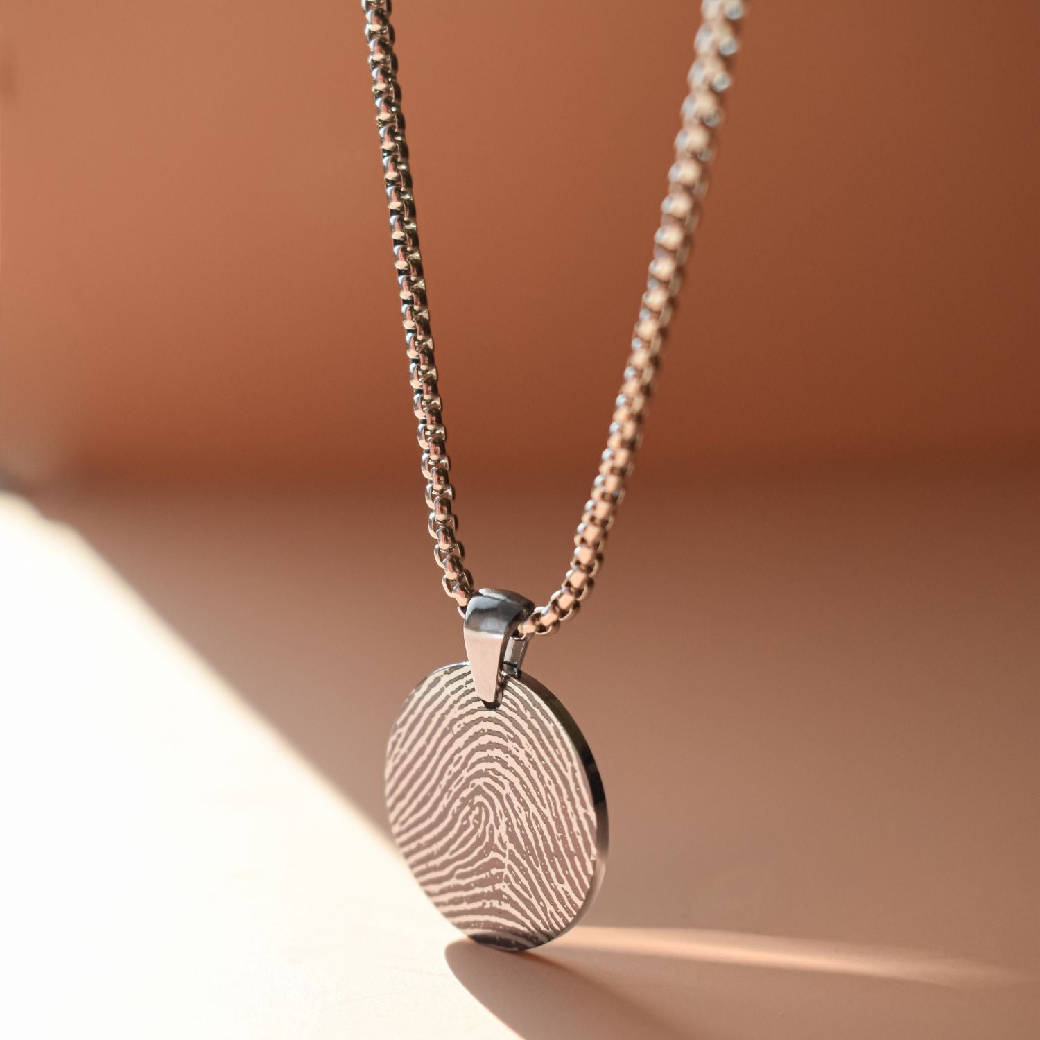 Heren ketting rond vingerafdruk