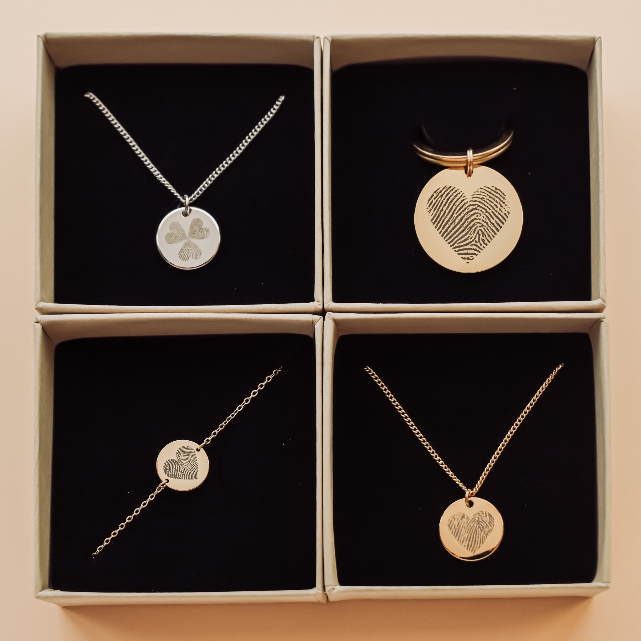 Meerdere sieraden zoals een ketting, armband en sleutelhanger gegraveerd met een vingerafdruk