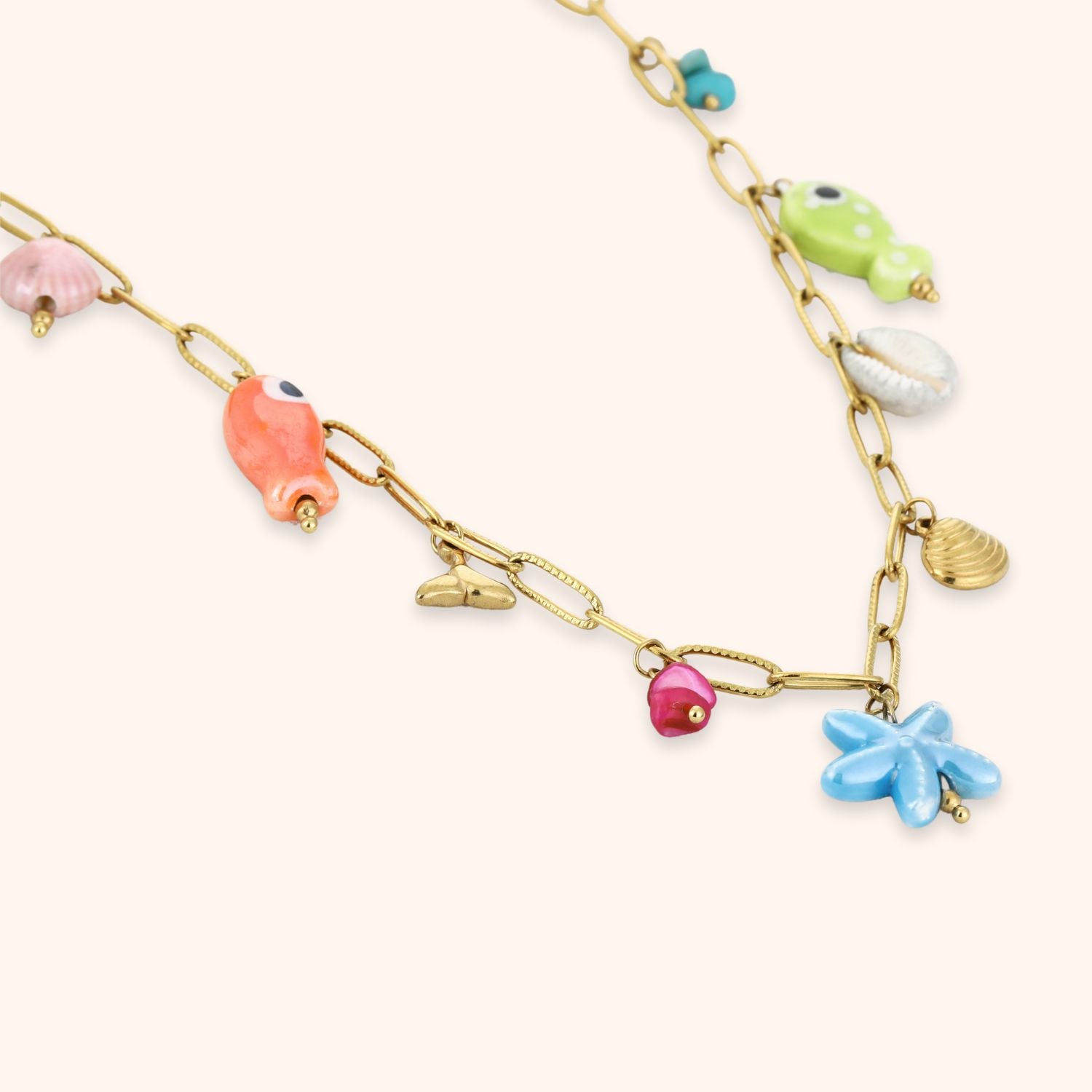 Gouden kleurrijke ketting met meerdere zomerse bedels zoals schelpjes en visjes in verschillende kleuren stainless steel