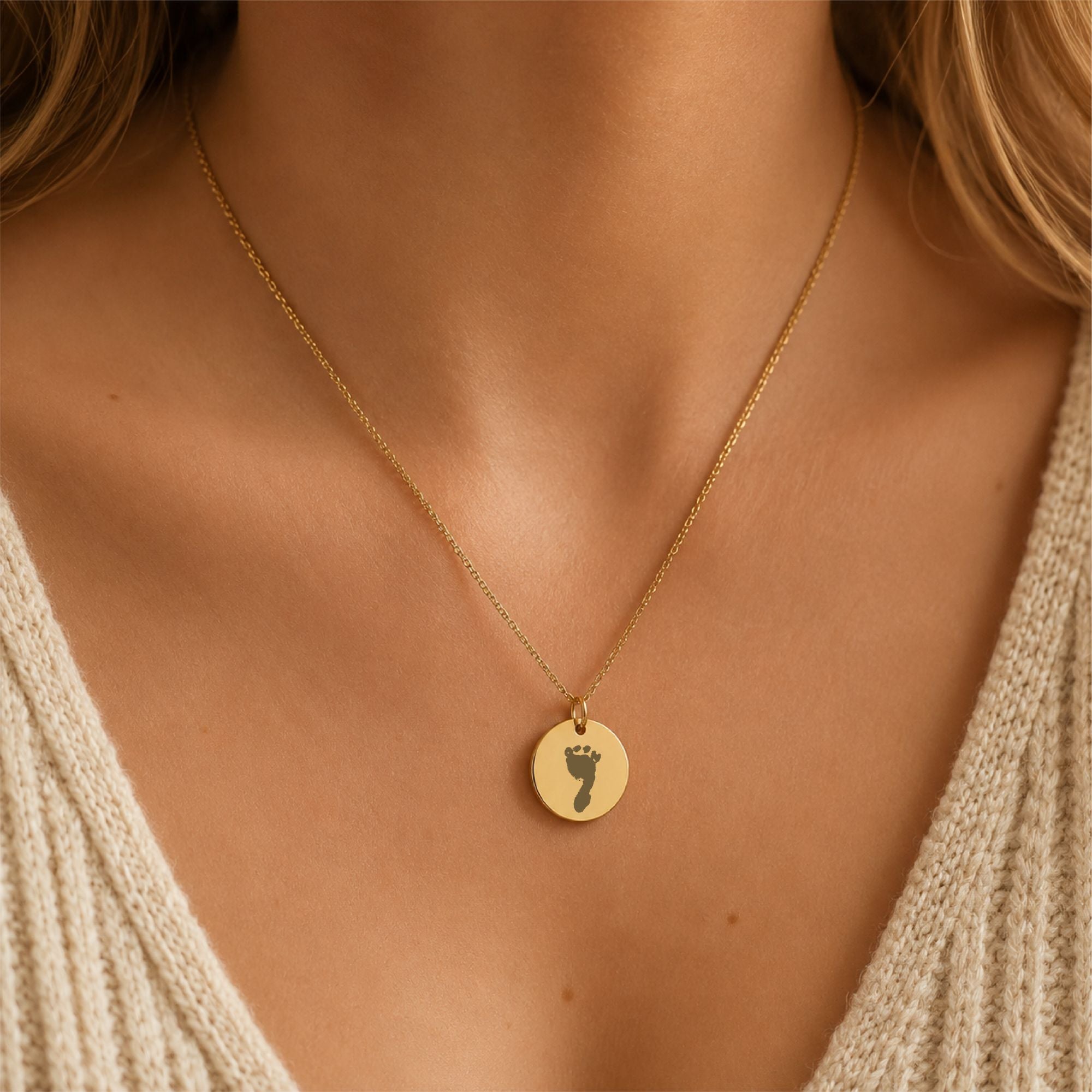 Ketting met ronde hanger gegraveerd met een voetafdruk goud stainless steel