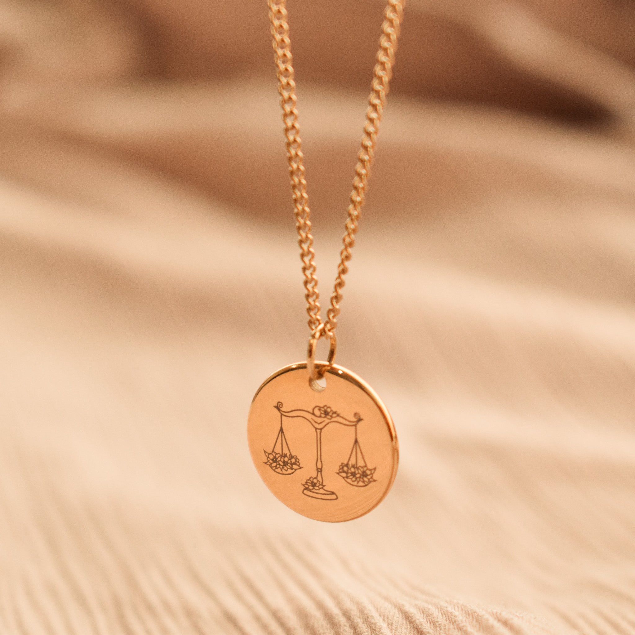 Gepersonaliseerde dames ketting goud sterrenbeeld weegschaal tekening gegraveerd op ronde hanger stainless steel.