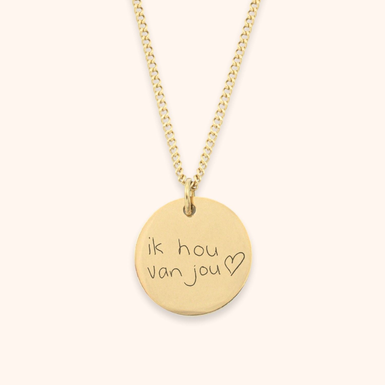 Ketting gegraveerd met eigen handgeschreven tekst op een ronde hanger goud stainless steel