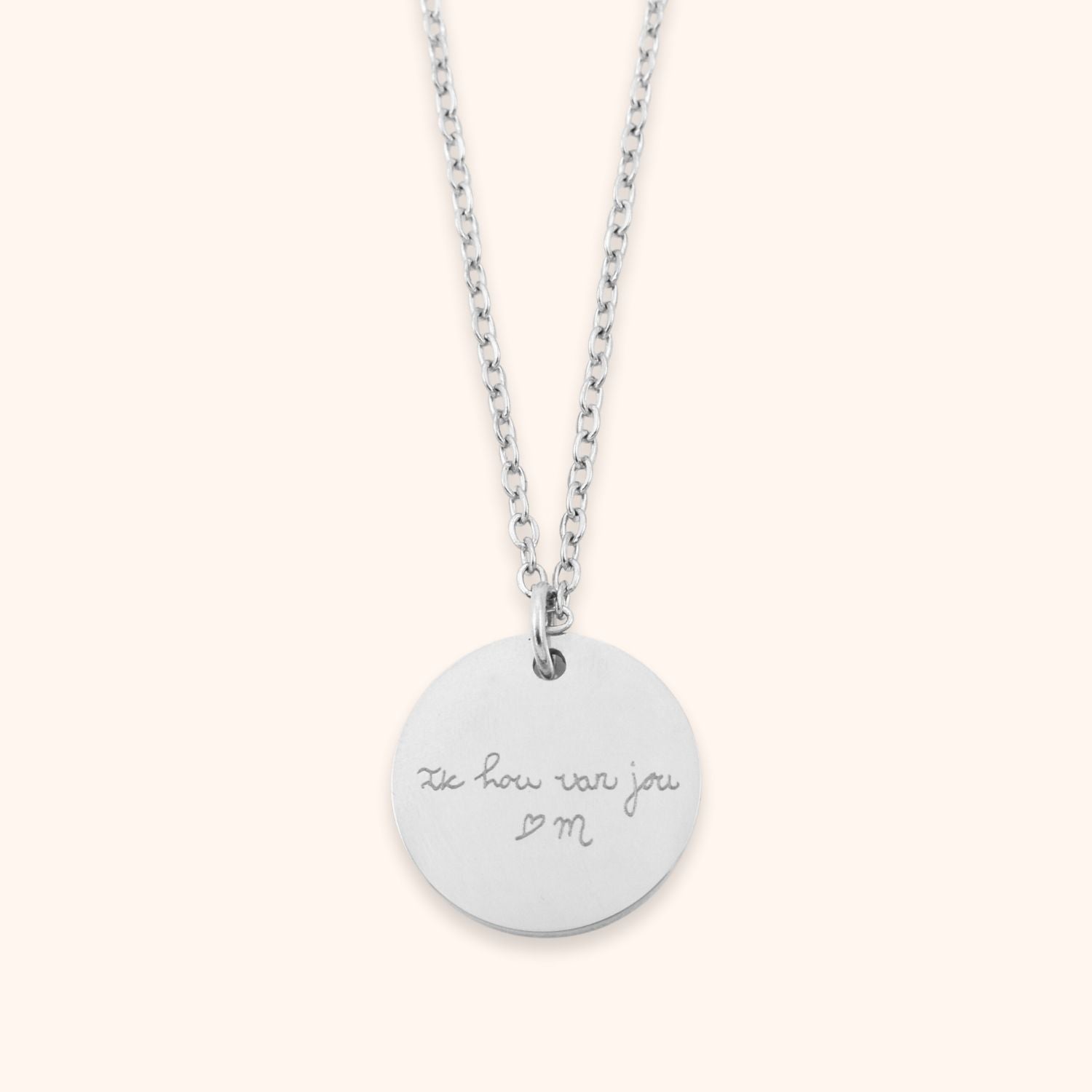 Ketting gegraveerd met eigen handgeschreven tekst op een ronde hanger zilver stainless steel