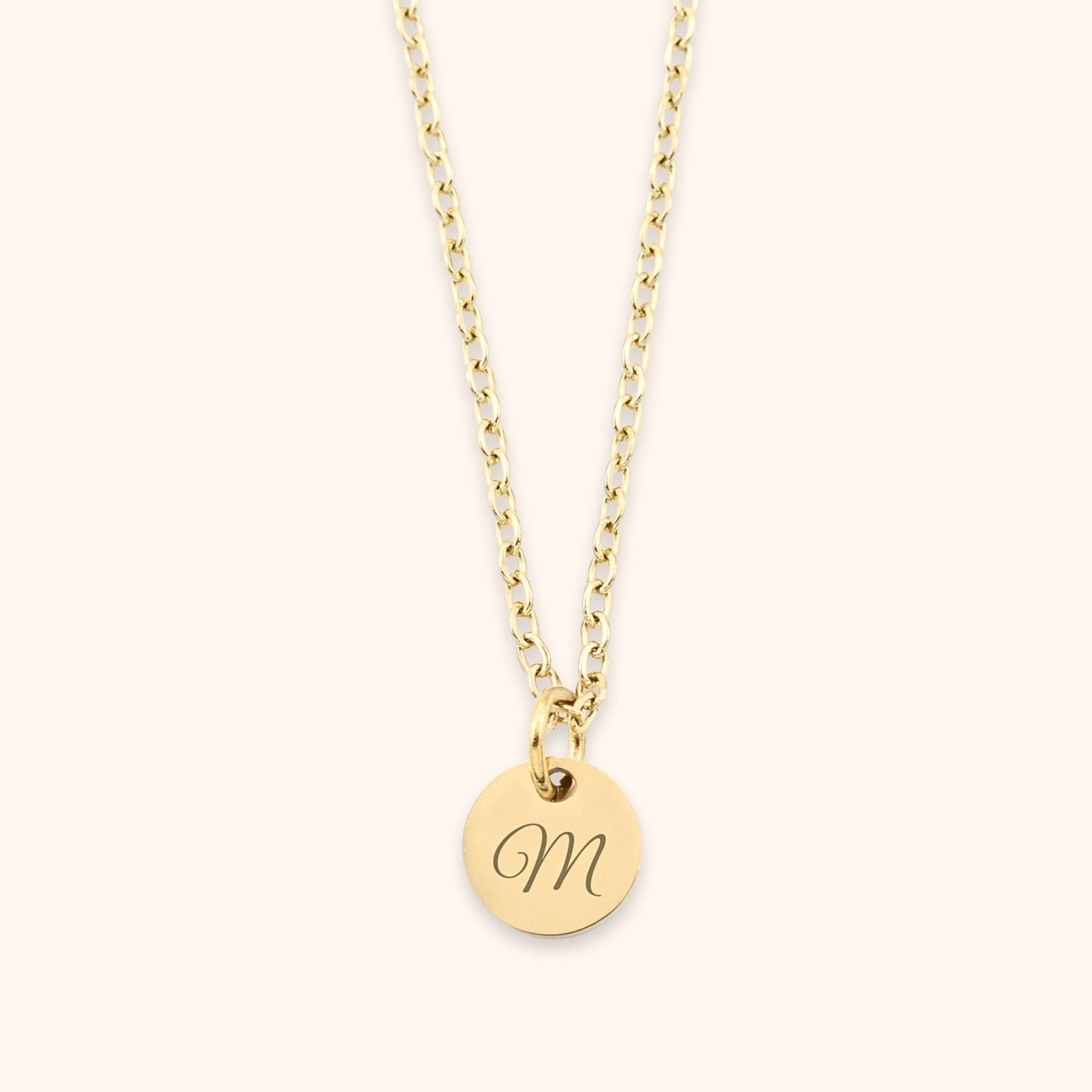 Dames ketting met 1 initiaal gegraveerd op een klein rond hangertje goud
