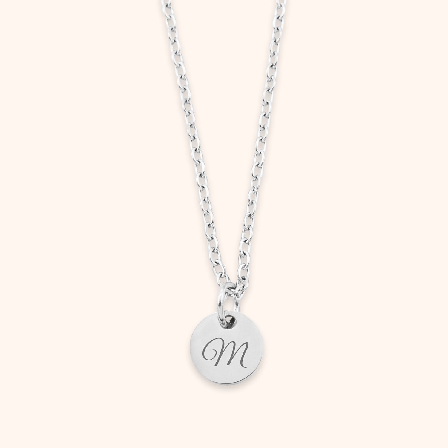 Dames ketting met 1 initiaal gegraveerd op een klein rond hangertje zilver