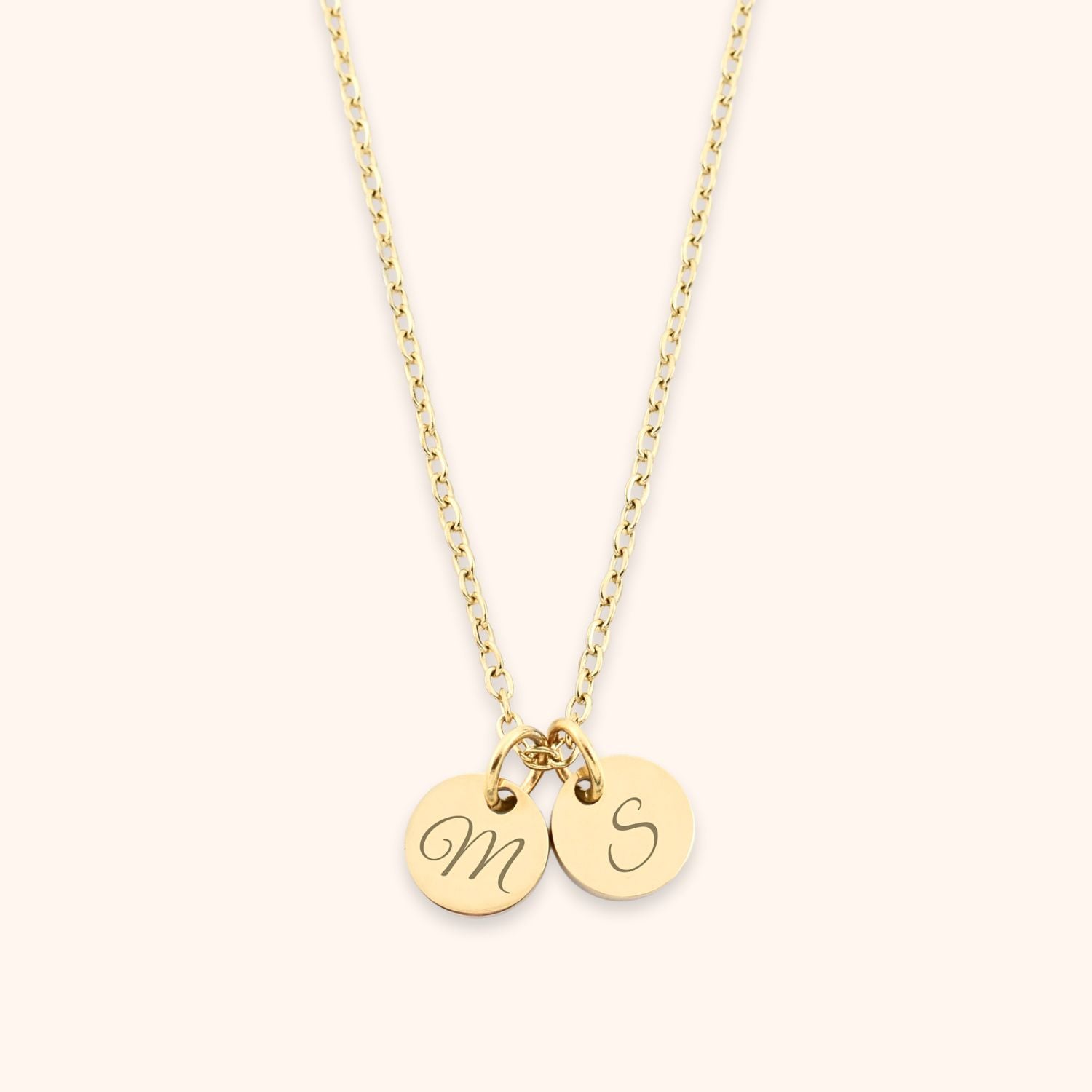 Dames ketting met 2 initialen gegraveerd op kleine ronde hangertjes goud