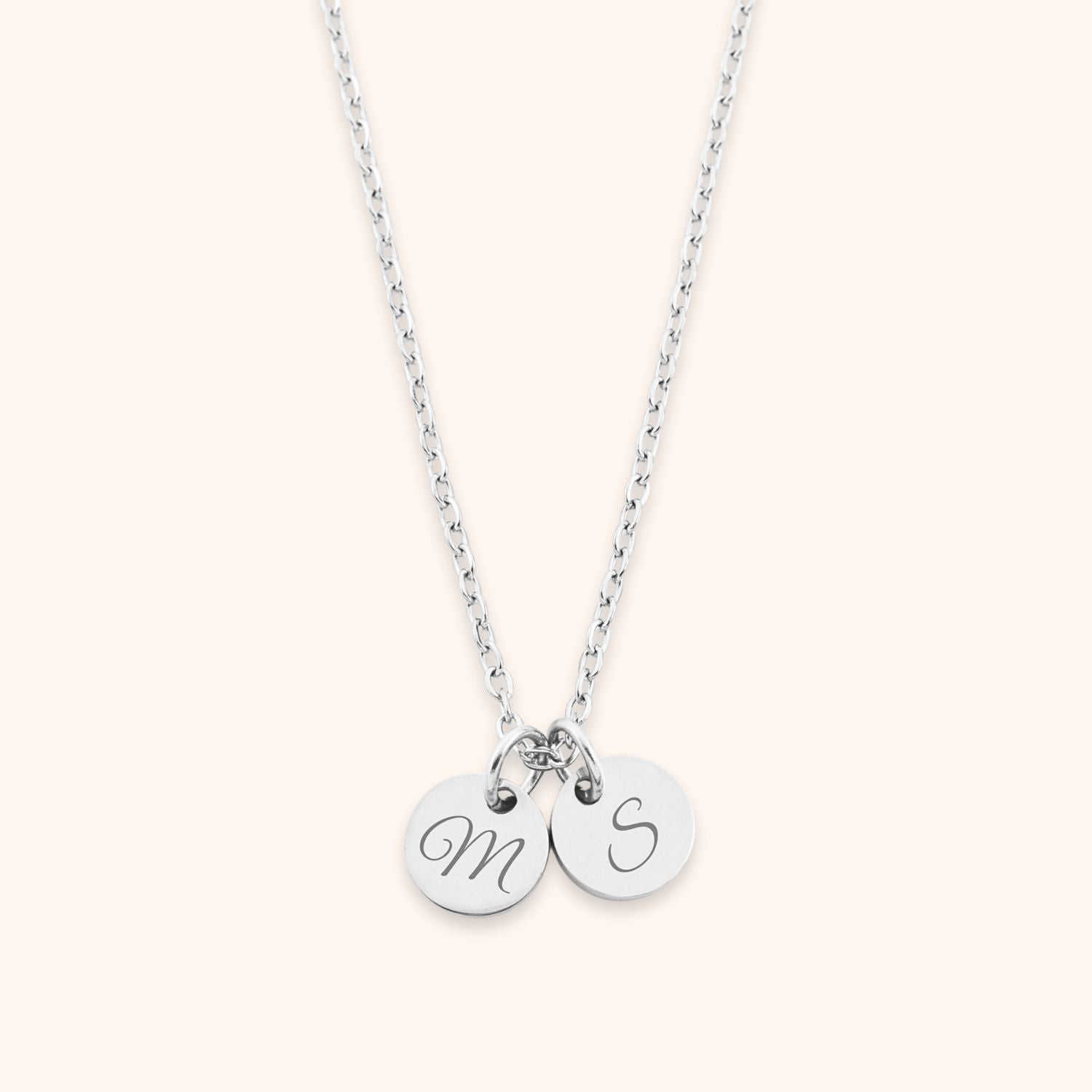 Dames ketting met 2 initialen gegraveerd op kleine ronde hangertjes zilver