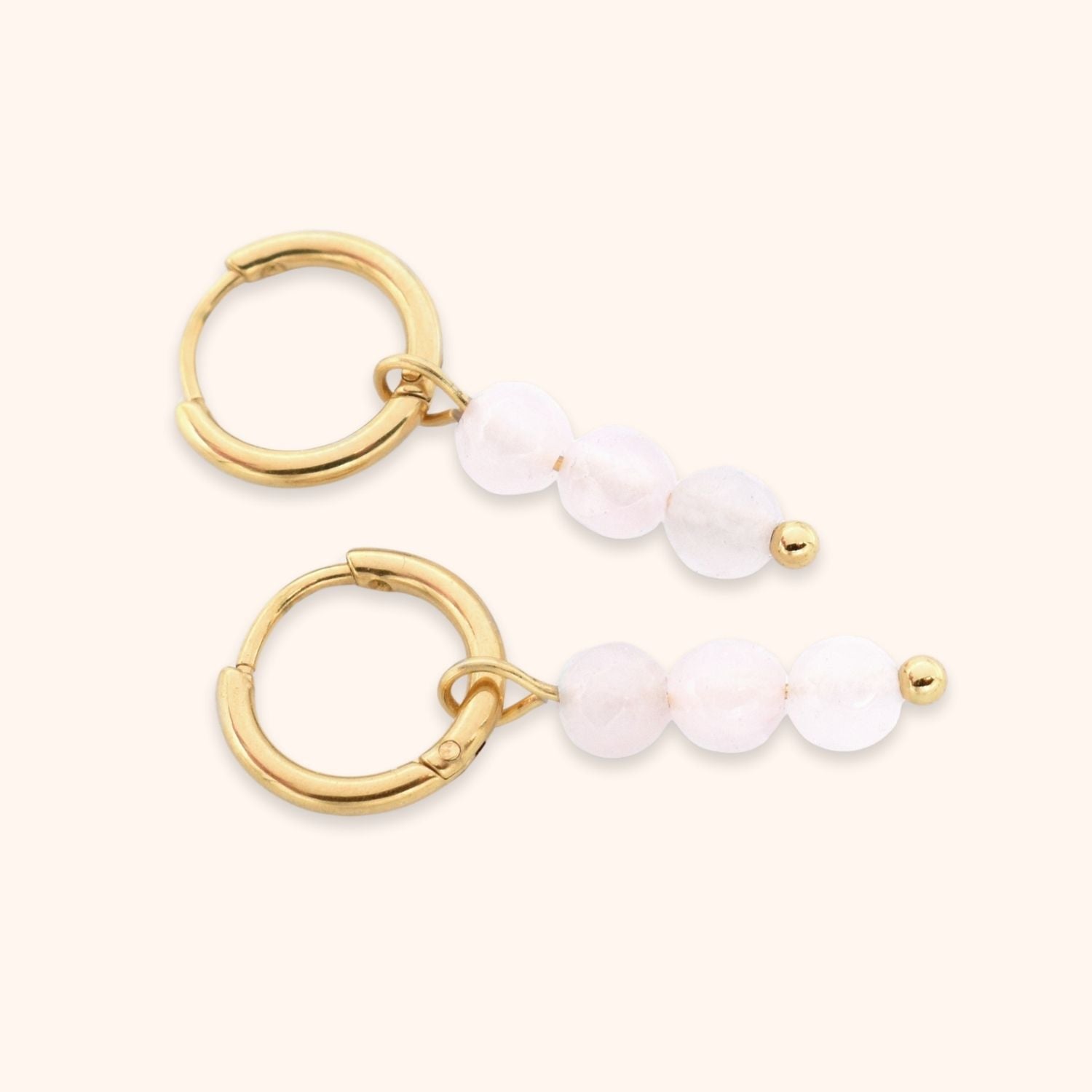 Staafje-rozenkwarts-kralen-hanger-hoops-goud