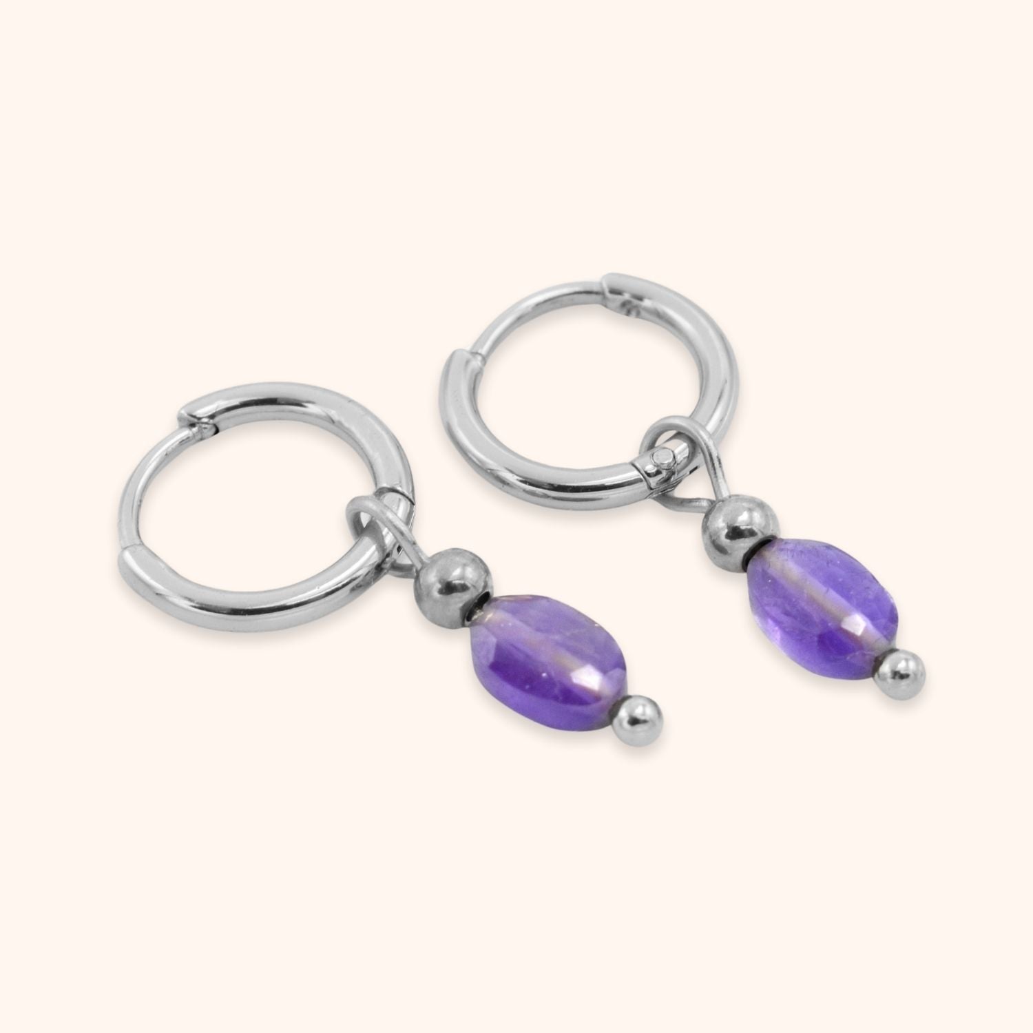 Oorbellen hoops met klein amethist kraaltje paars zilver rvs