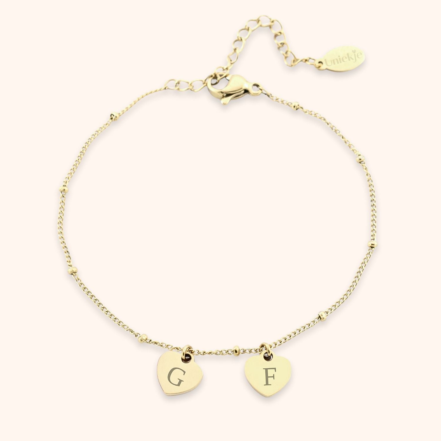 Dames armband gepersonaliseerd met 2 letters op hartje goud stainless steel