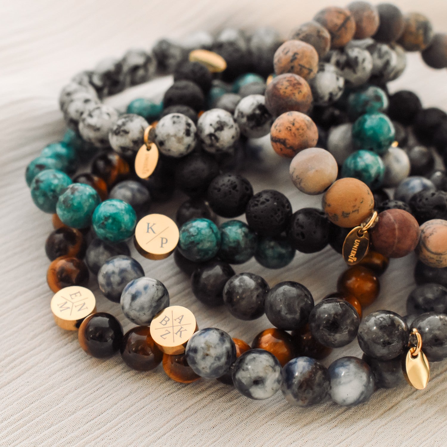 Initialen kralen armband heren dalmatiër jaspis beige