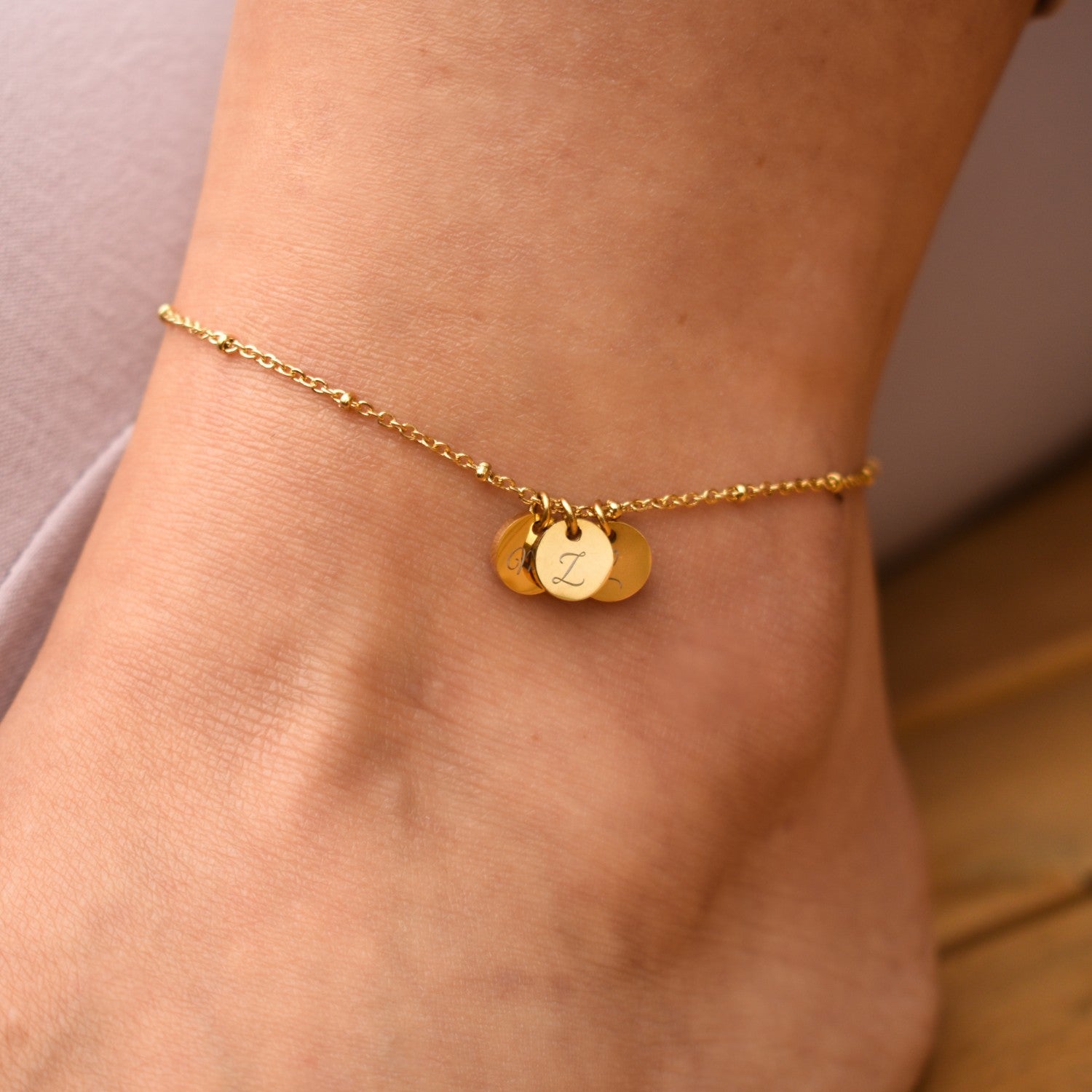 Gepersonaliseerde enkelbandje met 3 letter bedels rond goud stainless steel