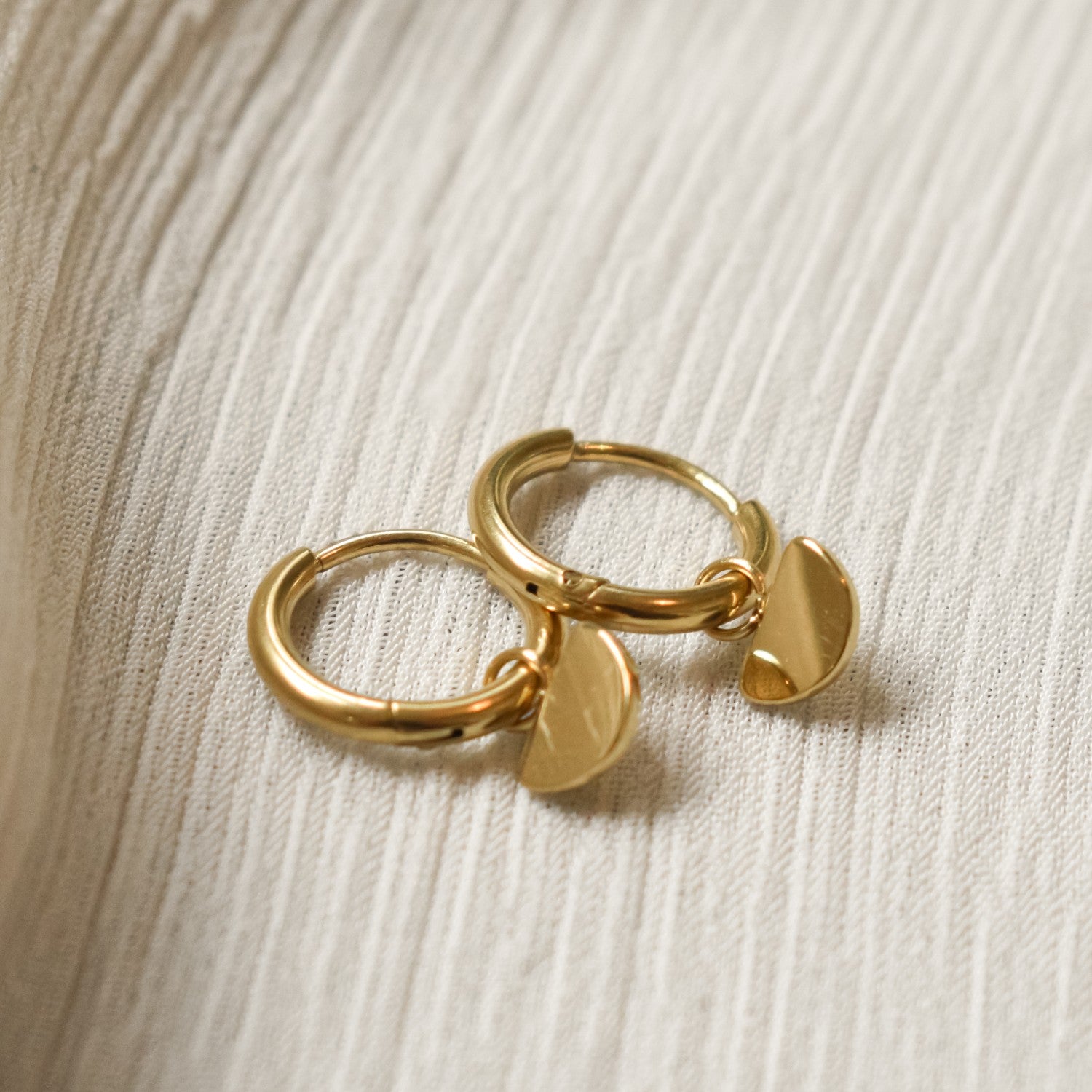 kleine hoops halve cirkel bedel goud rvs