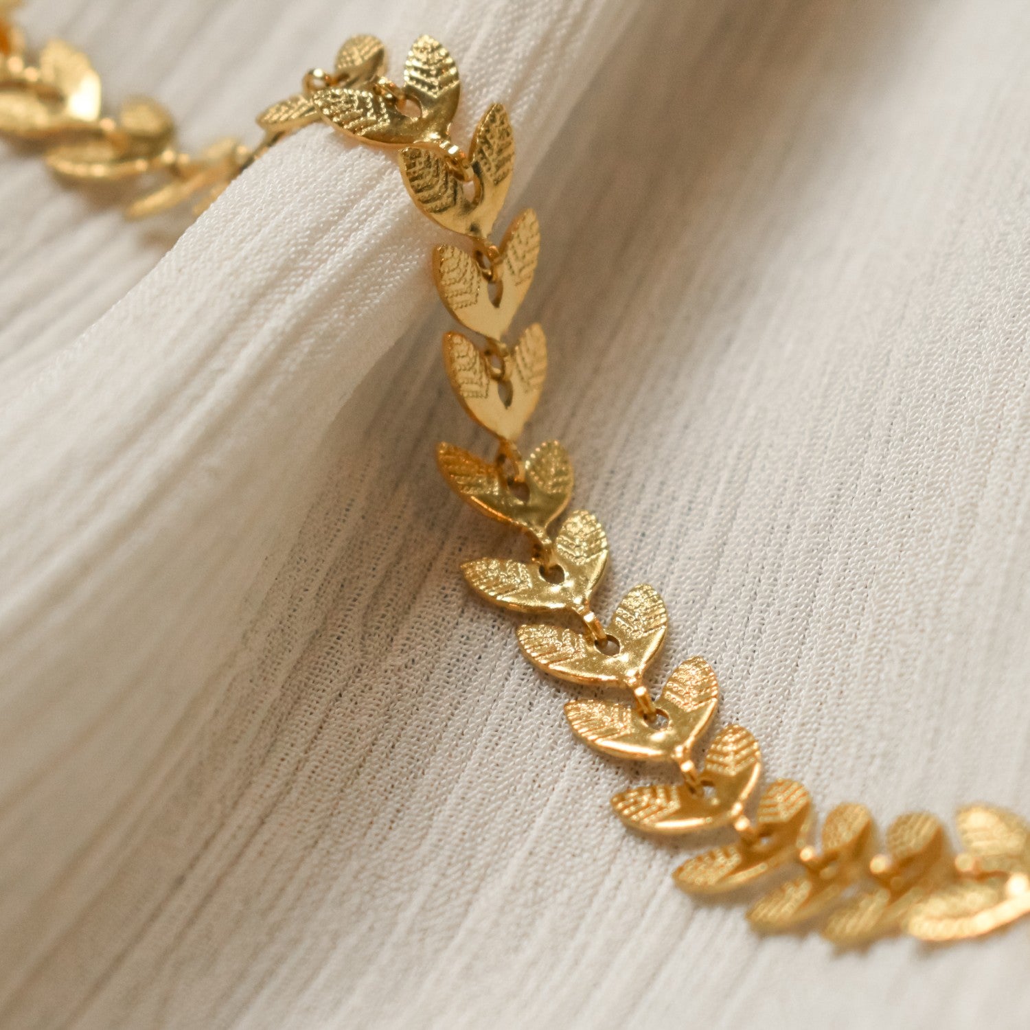 Schakelarmband dames goud bladvormige schakels rvs