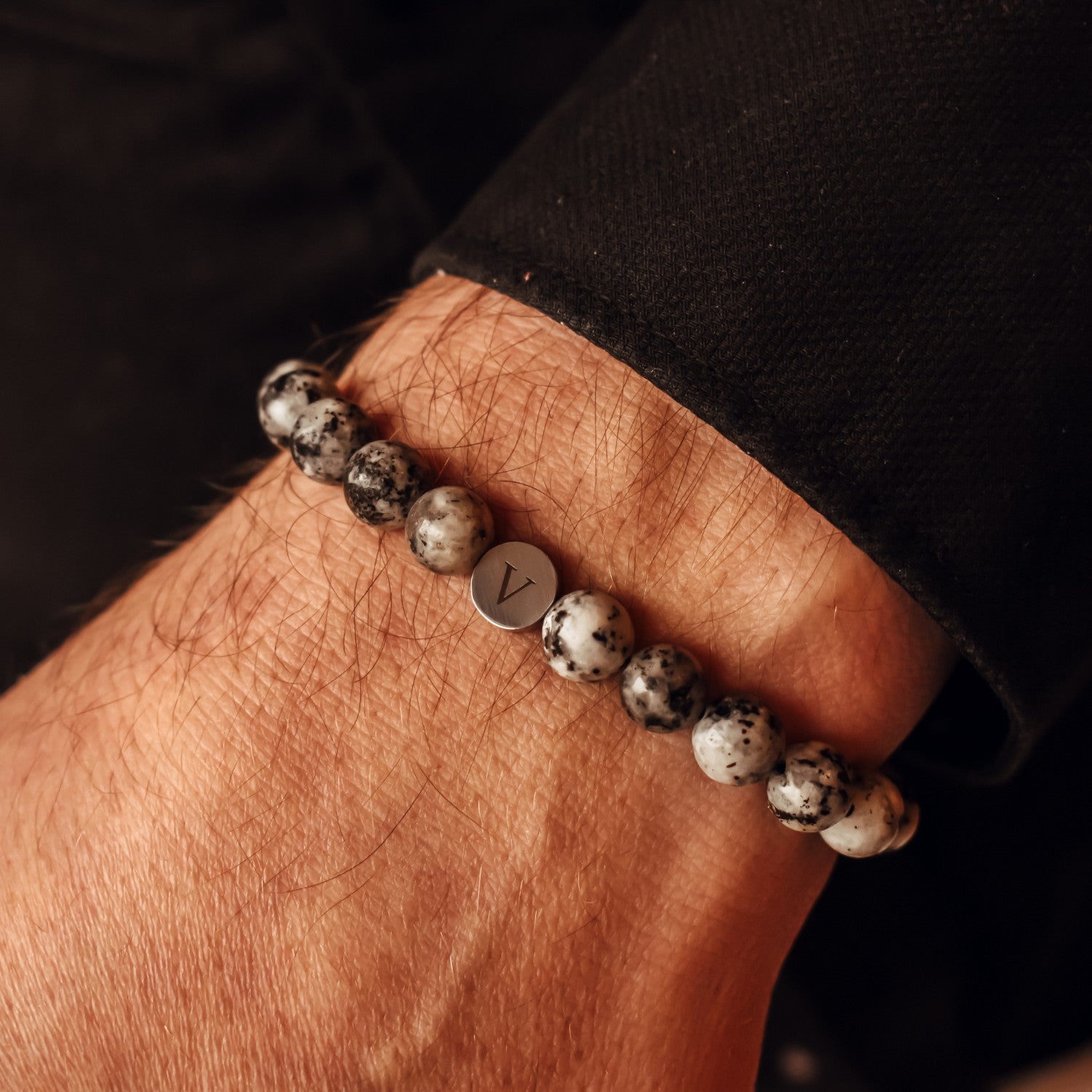 Kralen armband heren natuursteen wit gegraveerd met initialen