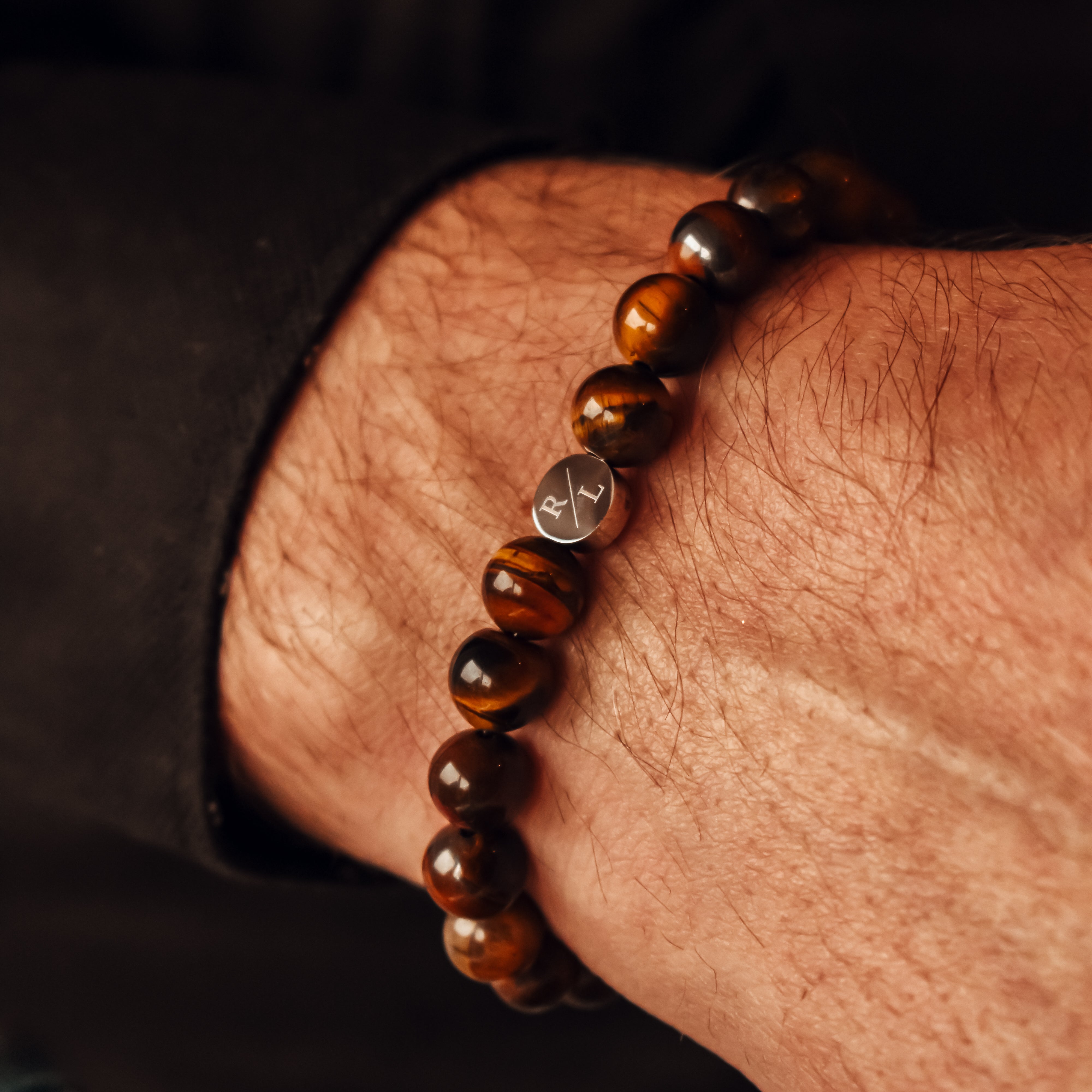 Grgraveerde tijgeroog kralen armband voor heren met initialen