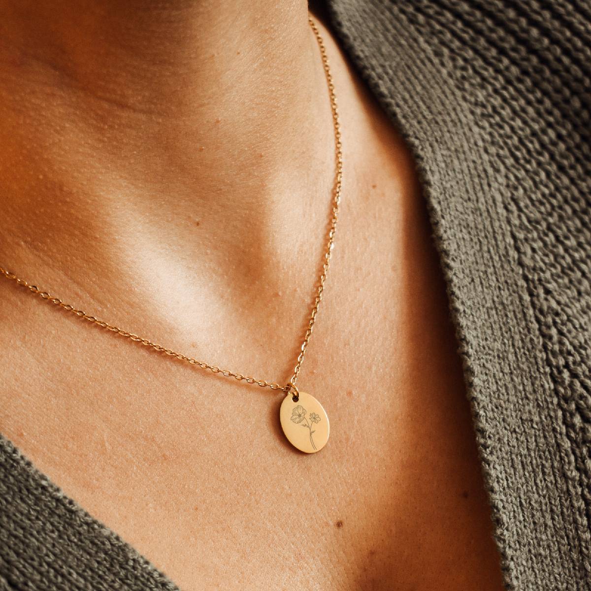 Gepersonaliseerde geboortebloem ketting oktober cosmea goud ovale hanger