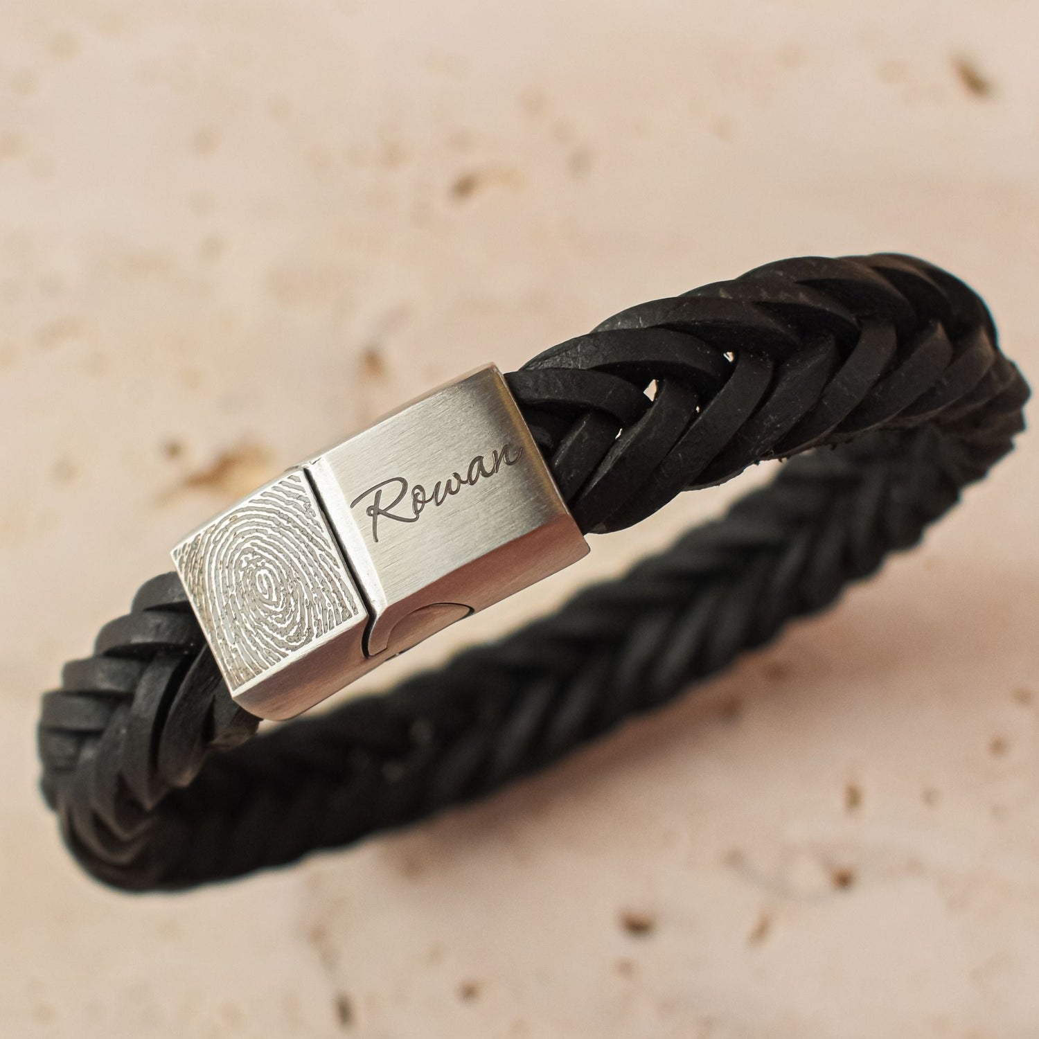 Hoe verzorg je een lederen armband?