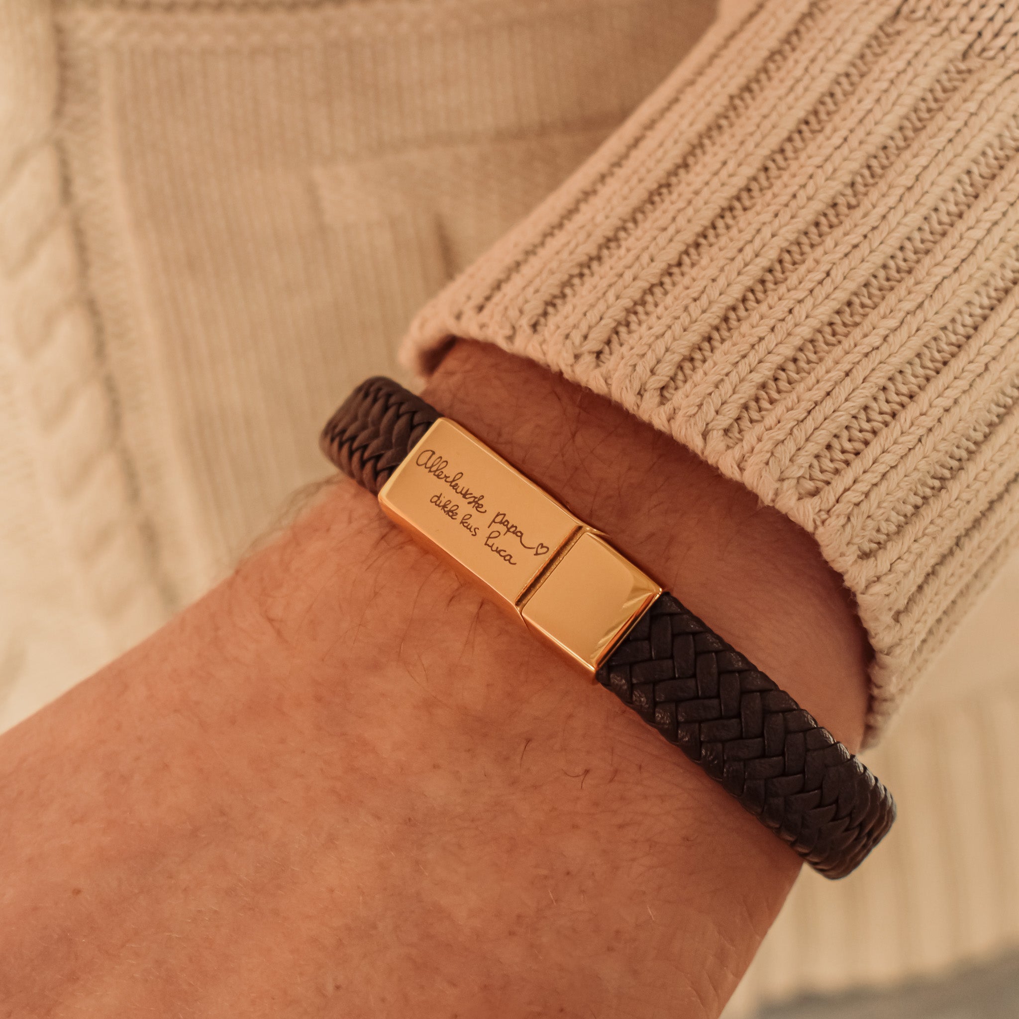 Lederen armband voor heren zwart met eigen handschrift gegraveerd goud