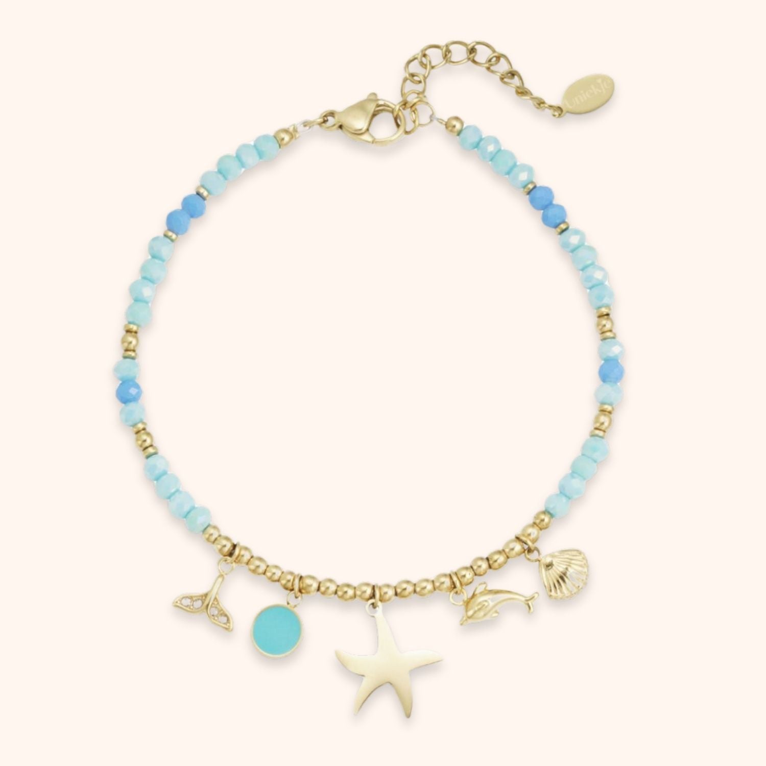 Blauwe kralen armband met zomerse bedels in het thema zee