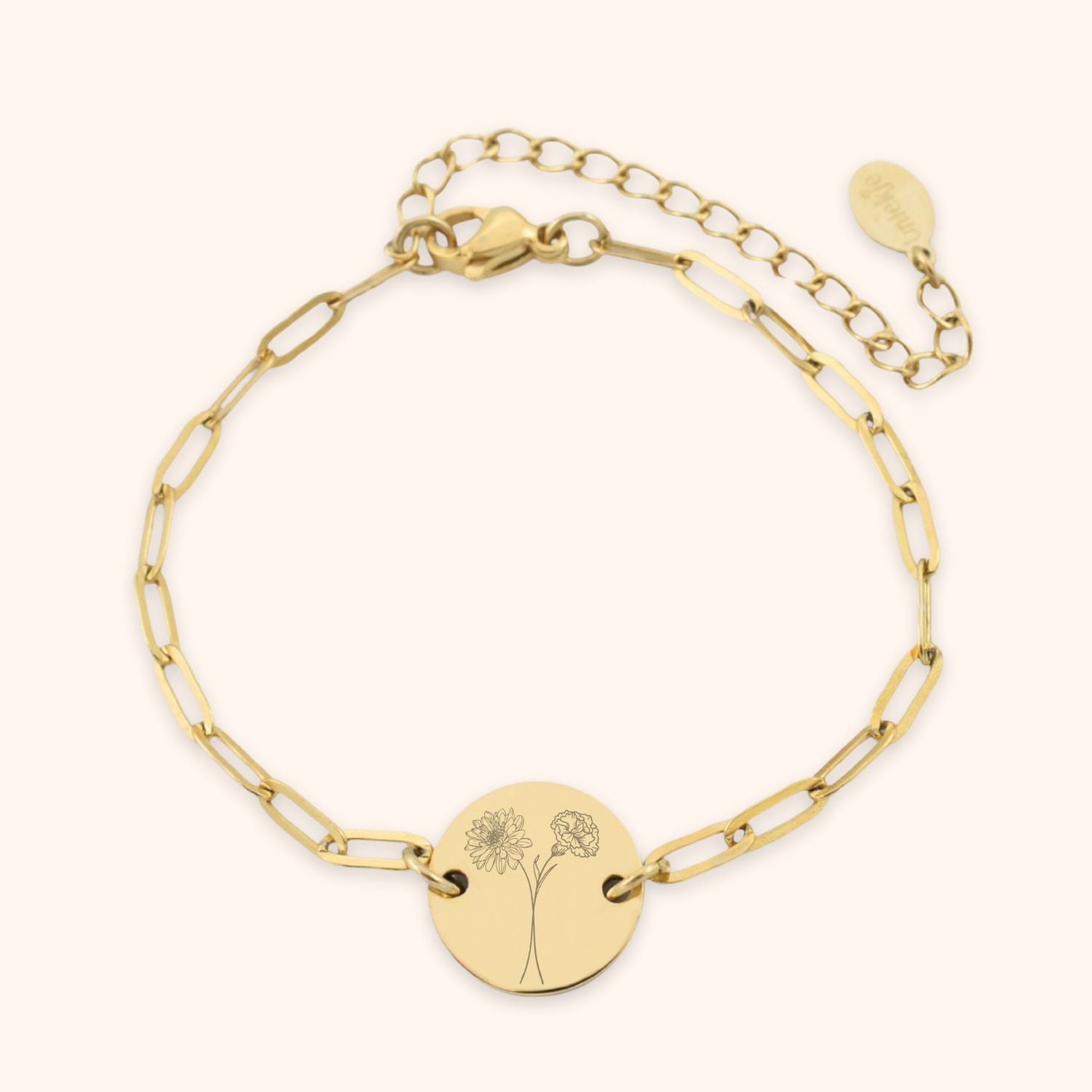 Gepersonaliseerde dames armband goud met 2 geboortebloemen gegraveerd op rond plaatje.