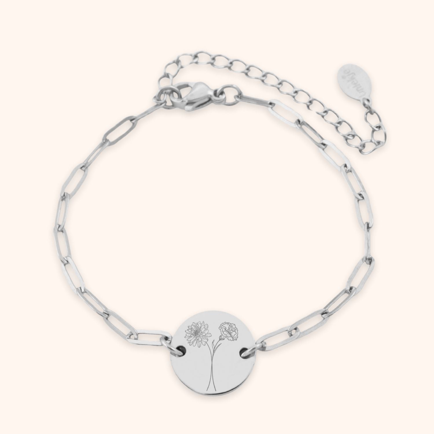 Gepersonaliseerde dames armband zilver met 2 geboortebloemen gegraveerd op rond plaatje.