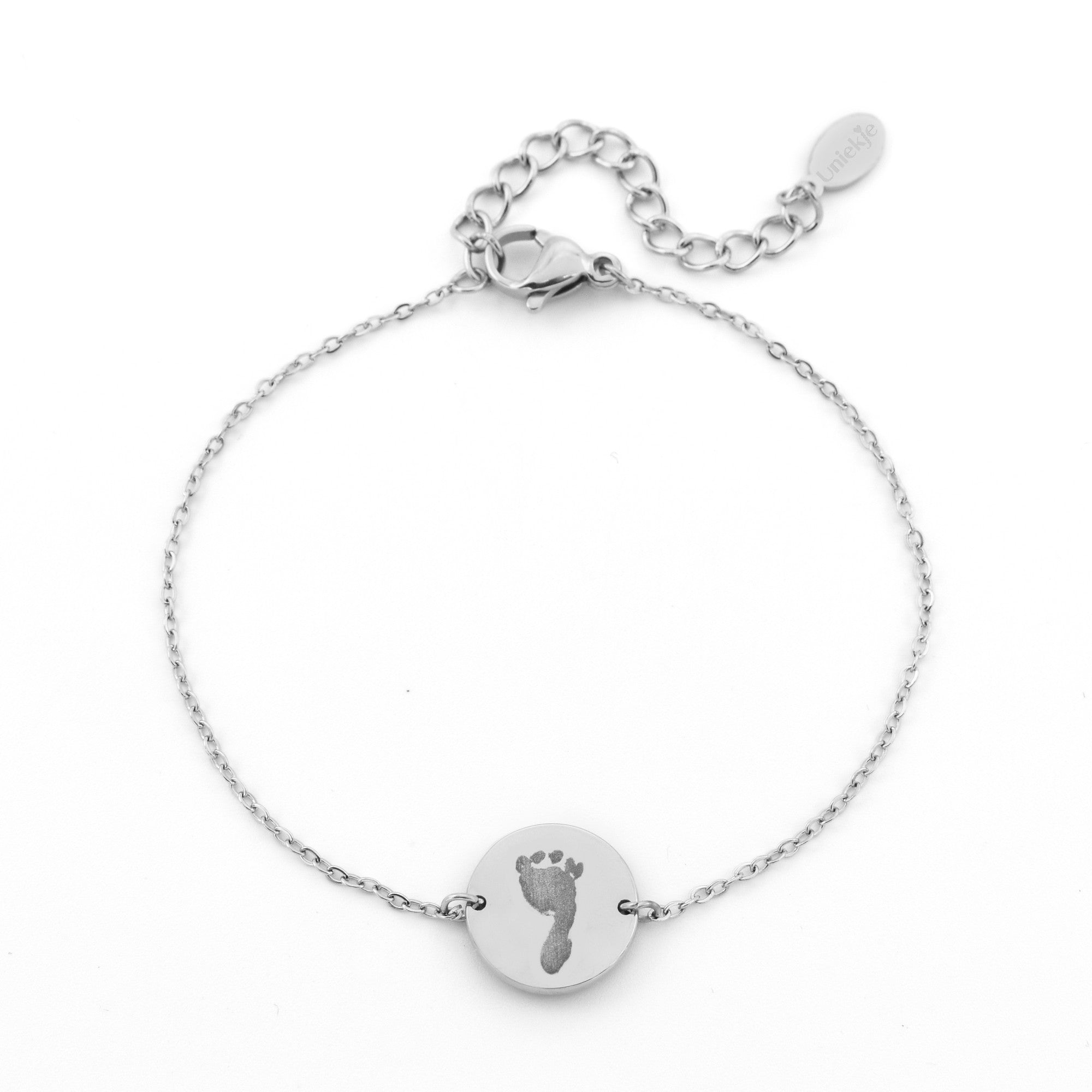 Armband rond plaatje gegraveerd met een voetafdruk van een kindje zilver stainless steel