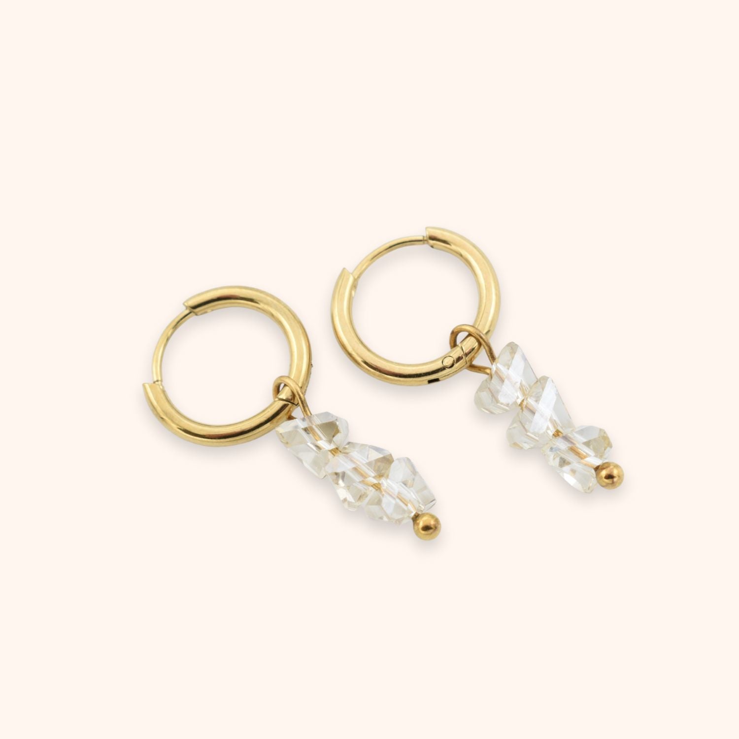 Oorringen glinsterende kraaltjes beige