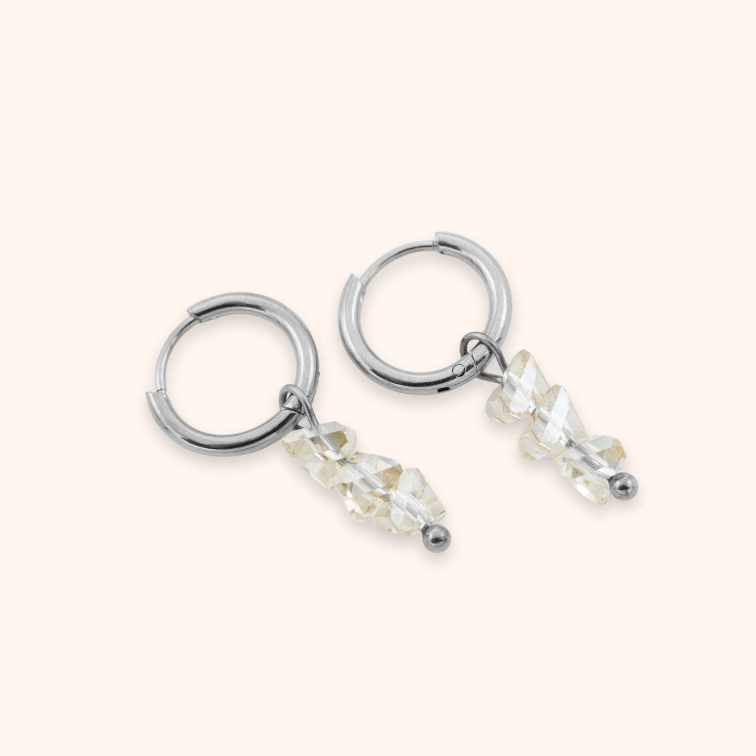 Oorringen glinsterende kraaltjes beige