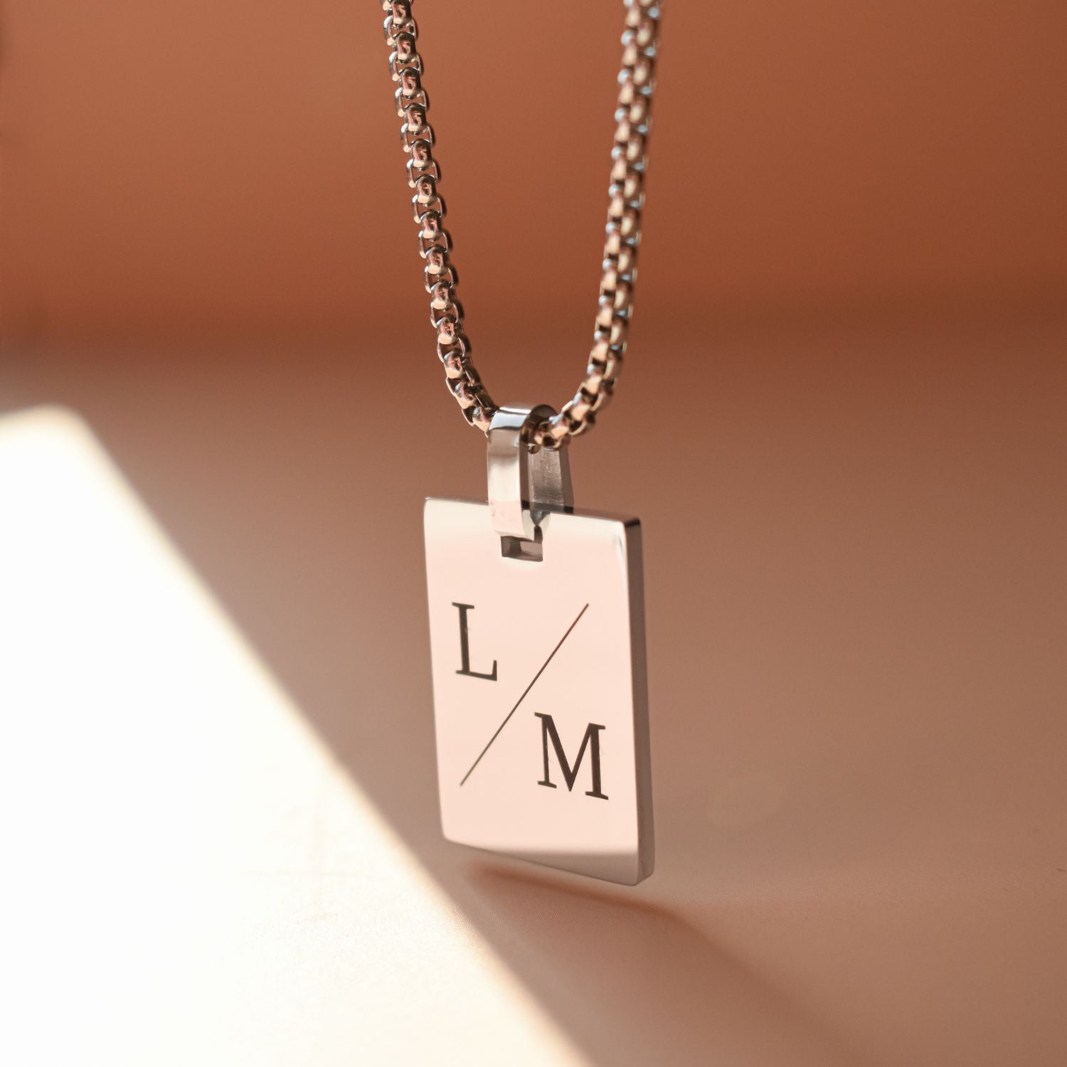 Initialen graveren op rechthoekige hanger met mannen ketting