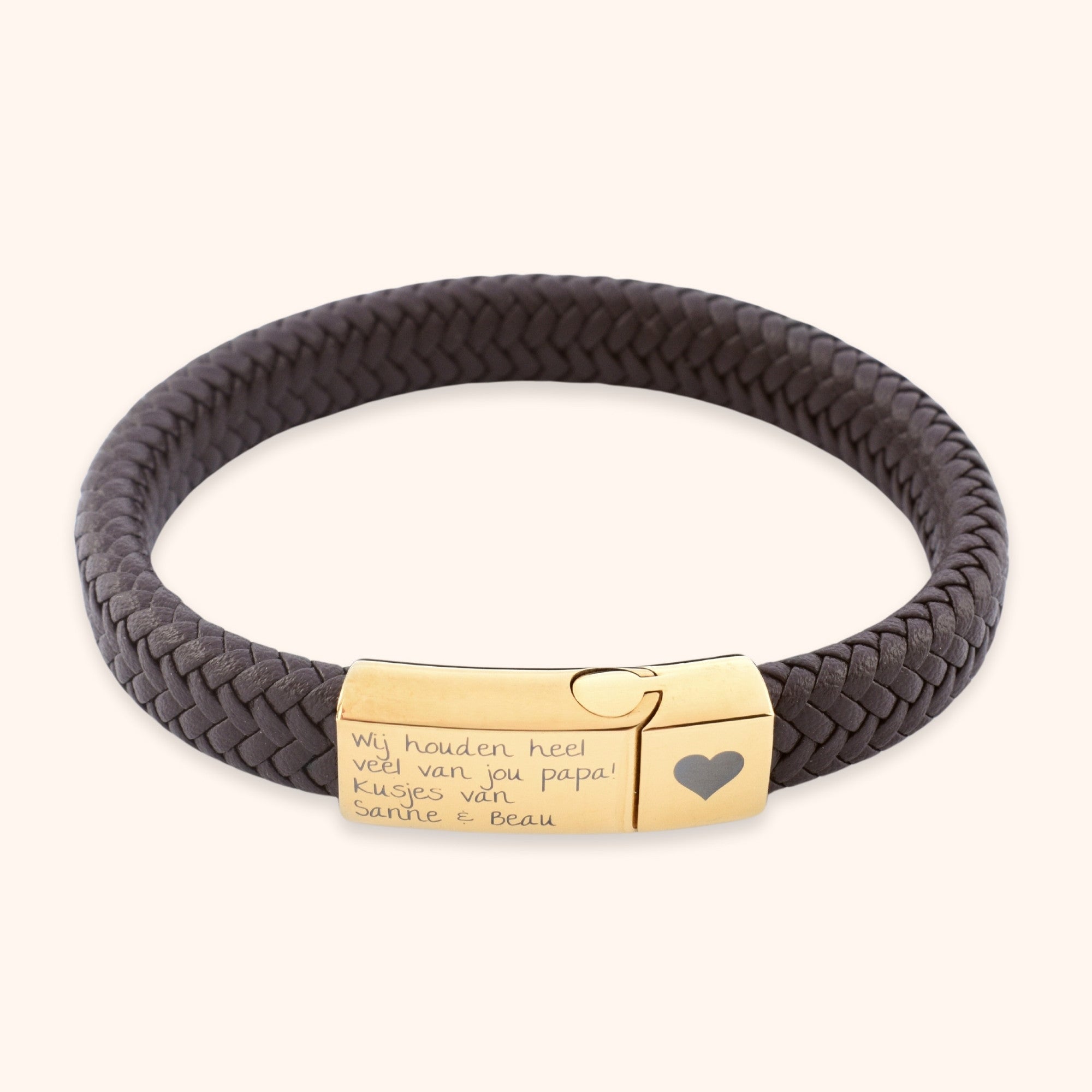 Bruine lederen heren armband gepersonaliseerd met eigen tekst op magneet slot rvs goud