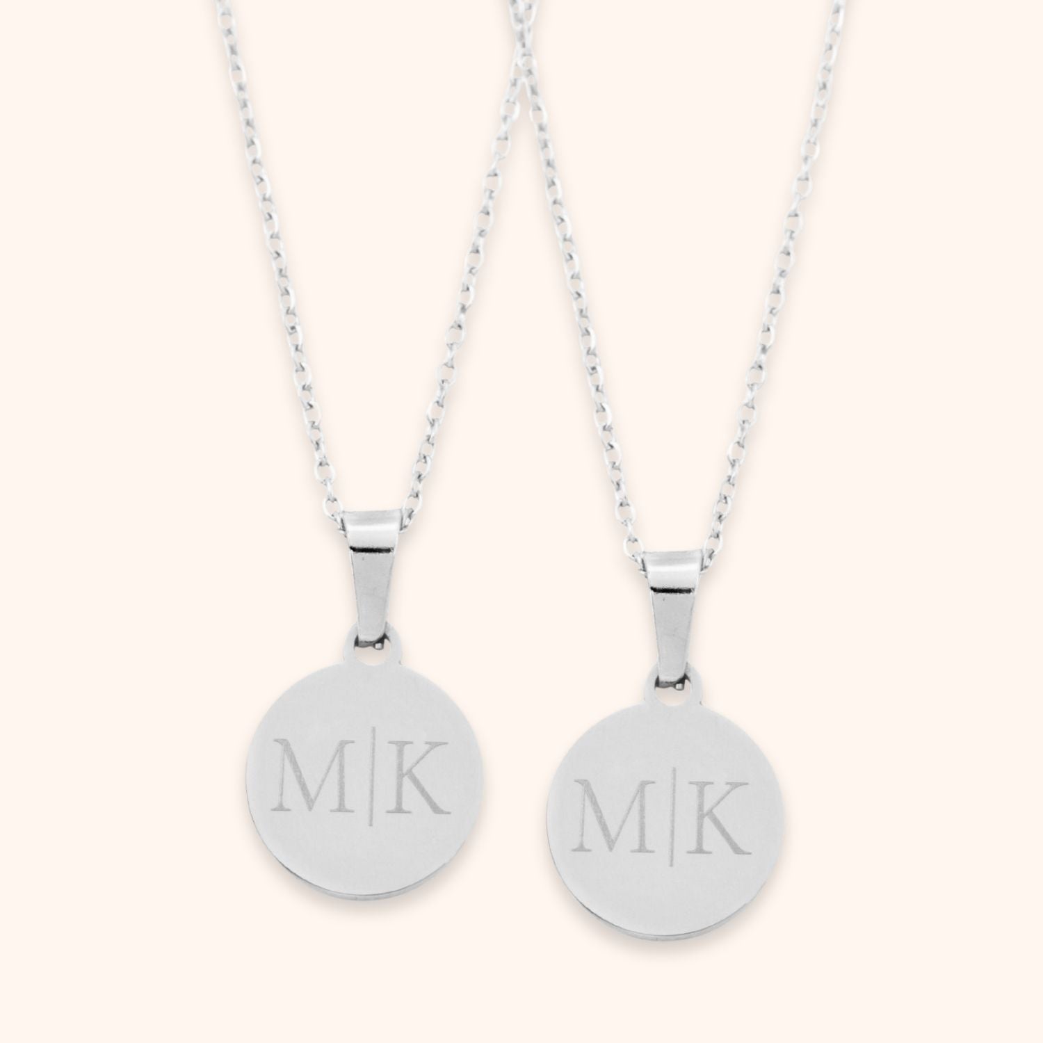 Matchende set van 2 dames kettingen vriendinnen gepersonaliseerd met 2 initialen zilver stainless steel.