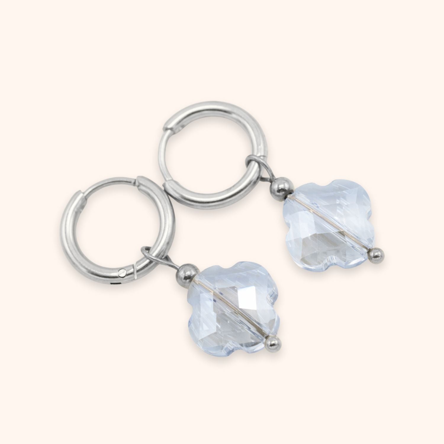 Oorringen klaver facet lichtblauw