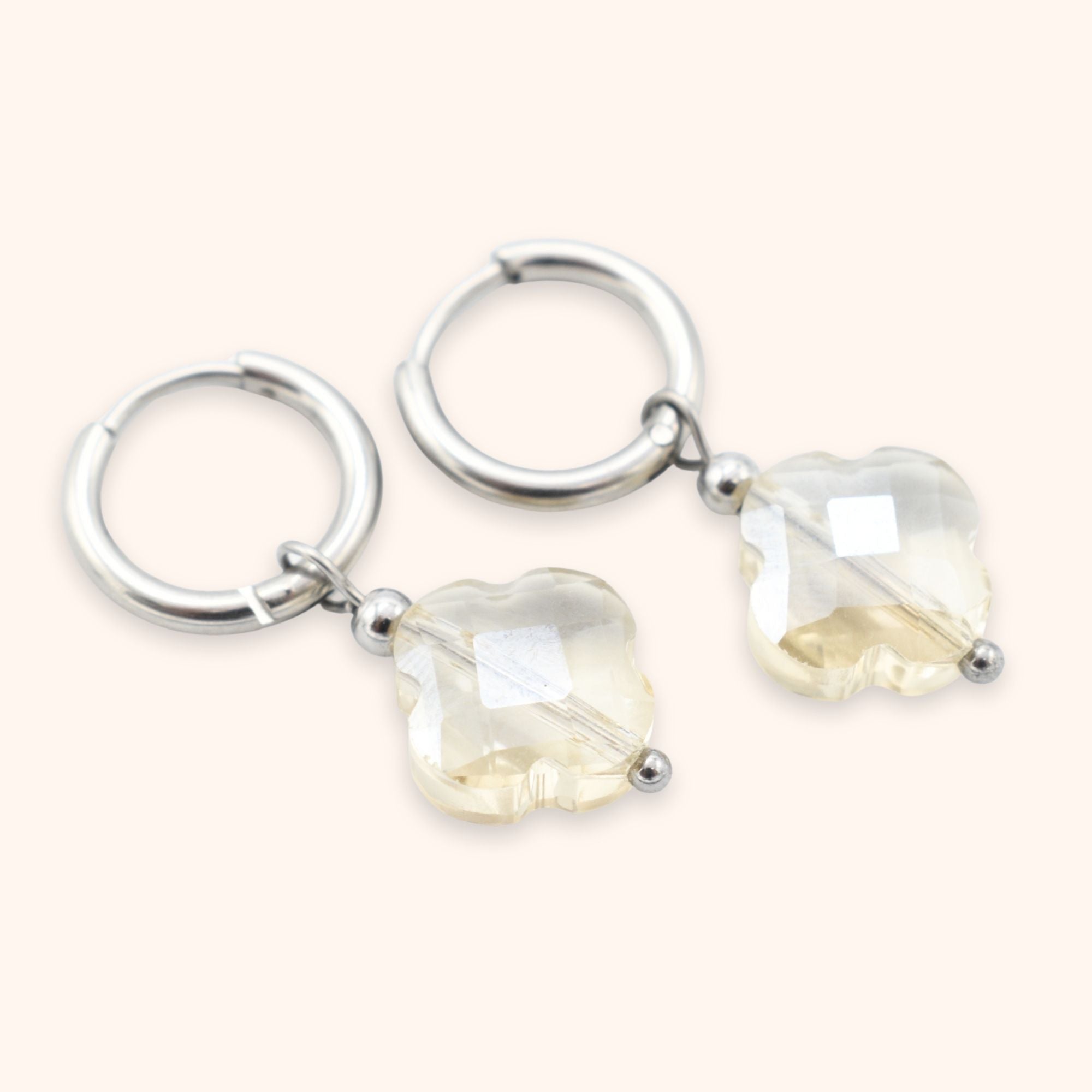 Oorringen klaver facet beige