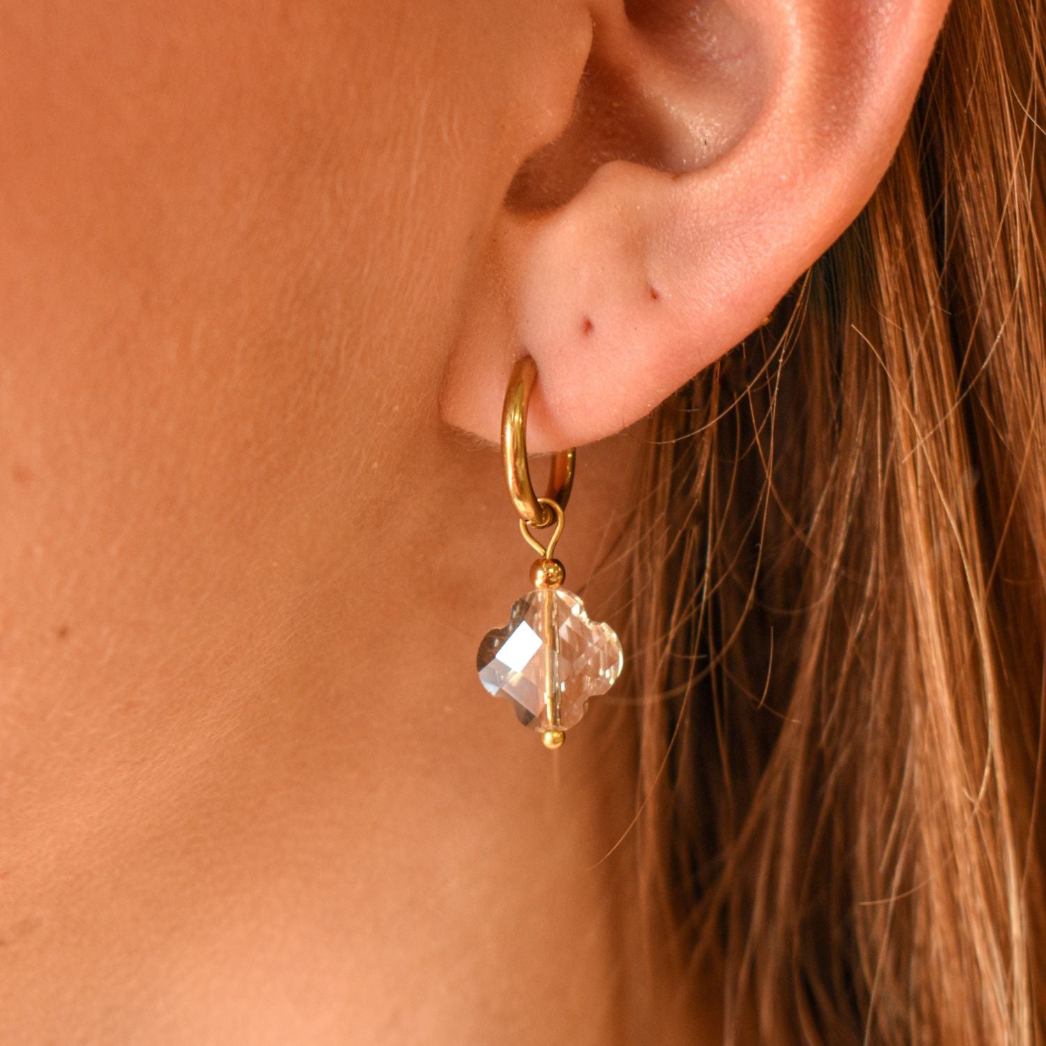 Oorringen klaver facet grijs